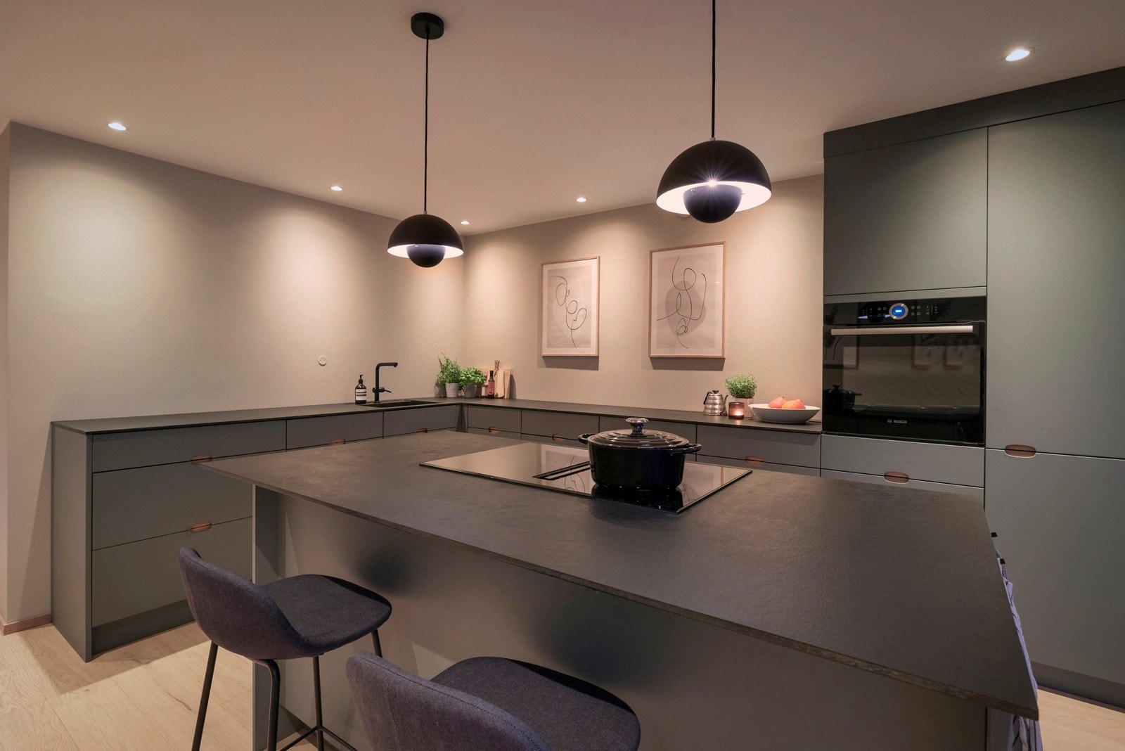 Leiligheten har et stort og stilig Kvik-kjøkken (2021) med matte fronter og stor kjøkkenøy med 80 cm koketopp med innfelt ventilator. Galleribilde