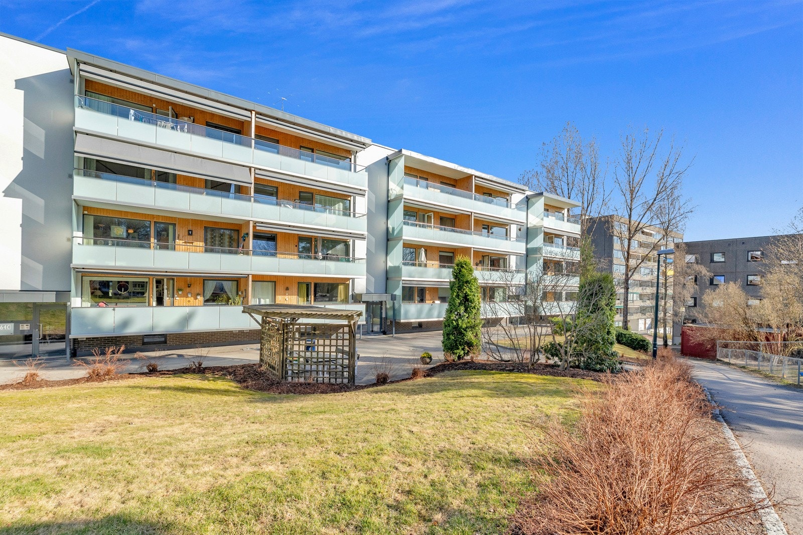 Balkonger, vinduer, dører og fasade ble renovert i 2019. Galleribilde