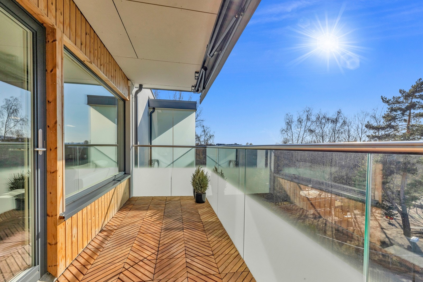 Den vestvendte balkongen har sol fra tidlig ettermiddag og til solen går ned i vest. Galleribilde