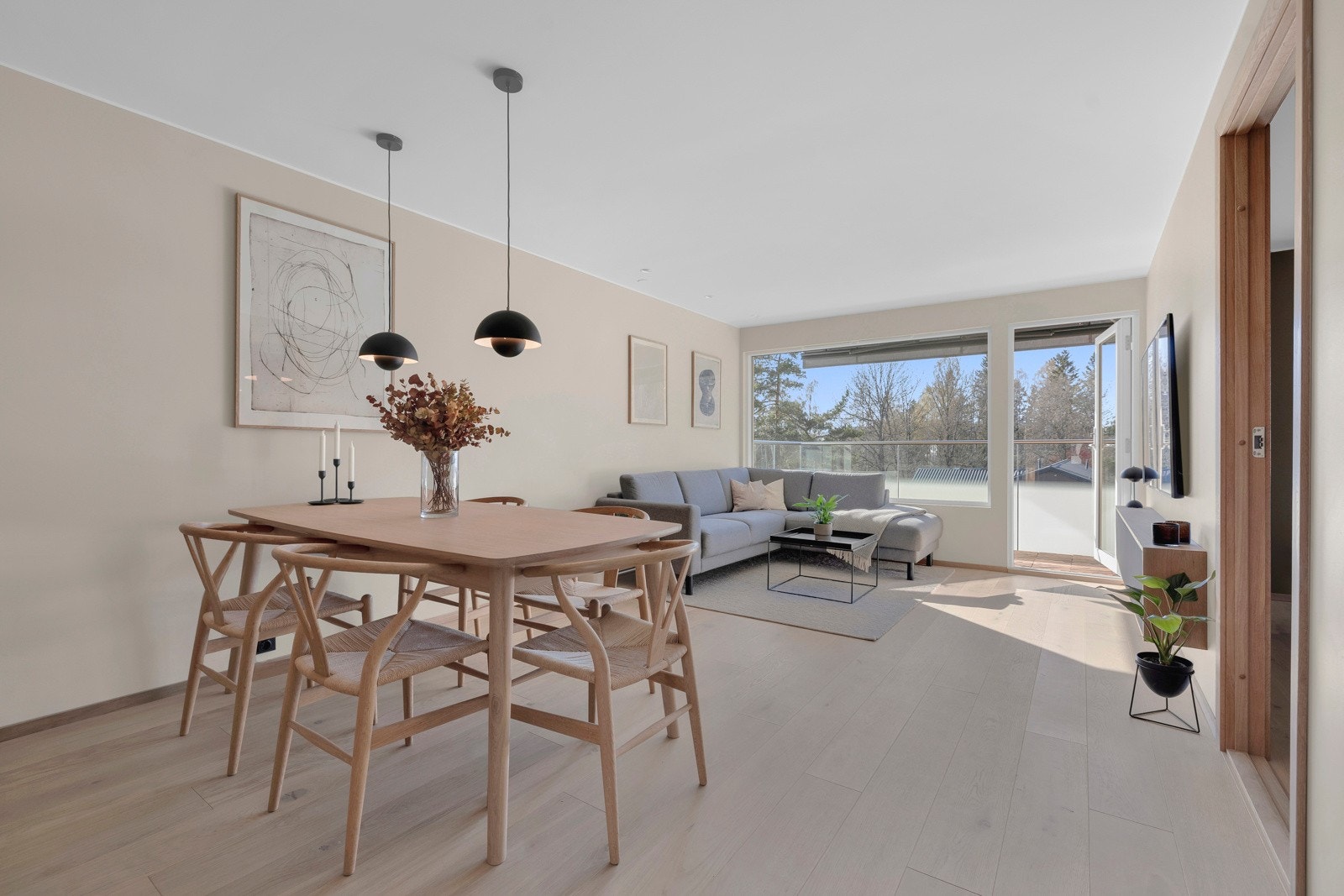 Stuen er lys og luftig med godt lysinnslipp fra store vinduer og balkongdør. Det er gulvvarme i stue og kjøkken. Galleribilde