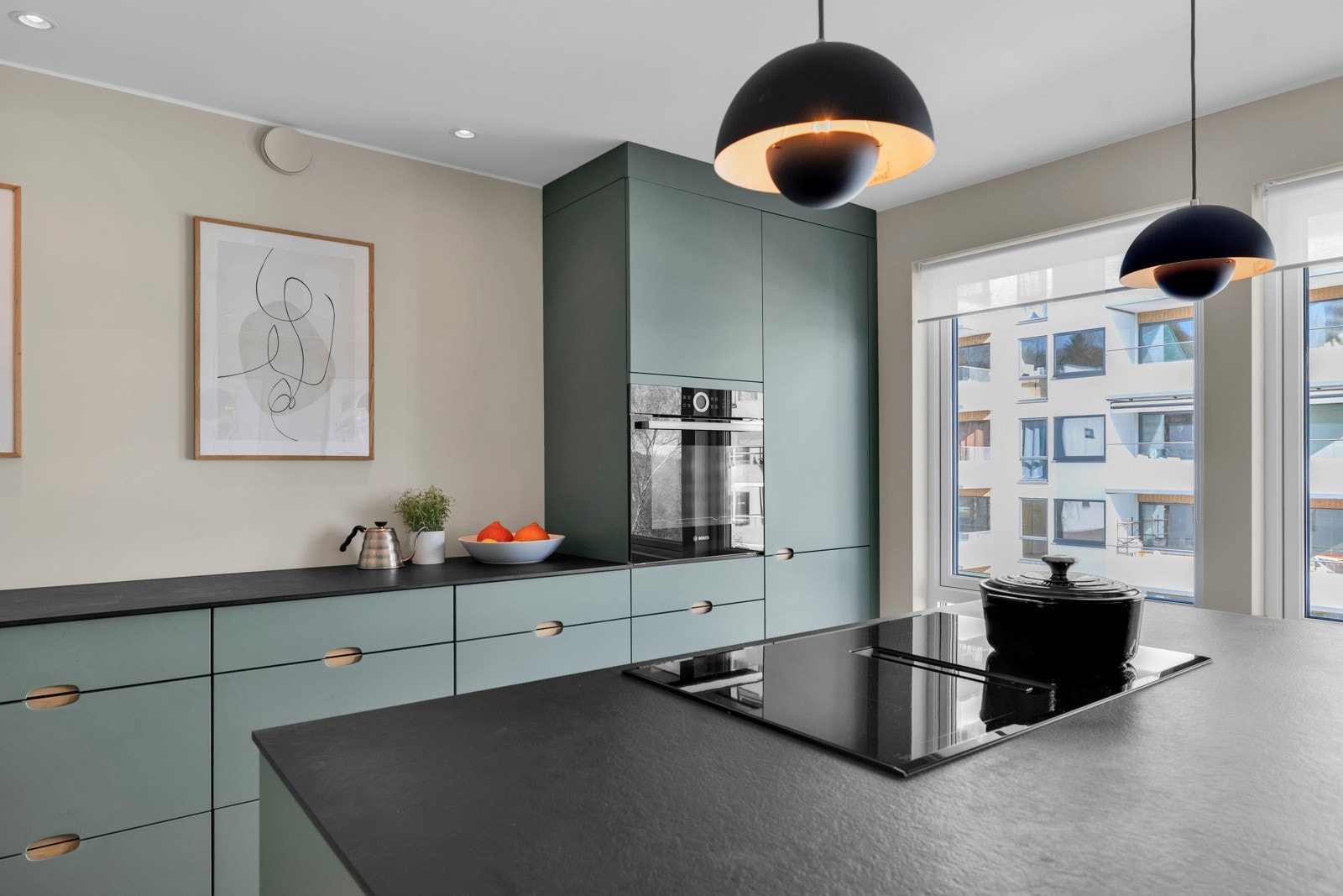 Kjøkkenet er gjennomført i stilen og alle hvitevarer integrerte. Galleribilde