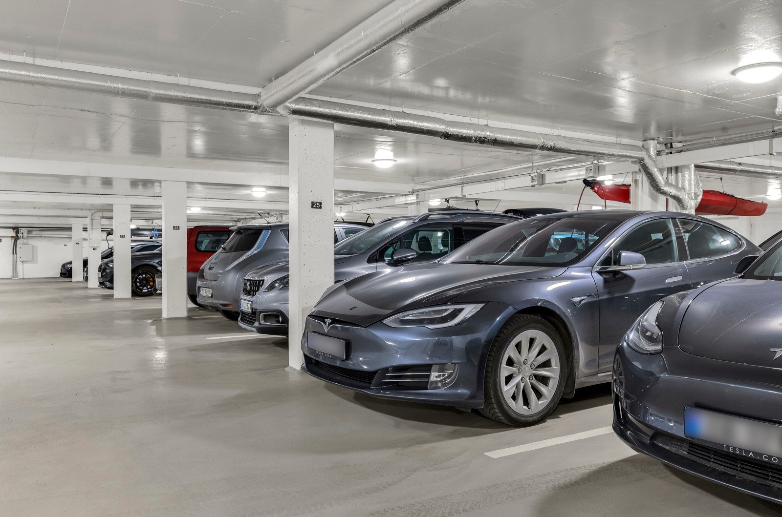 Boligen disponerer tilhørende garasjeplass med installert lade for elbil. Galleribilde