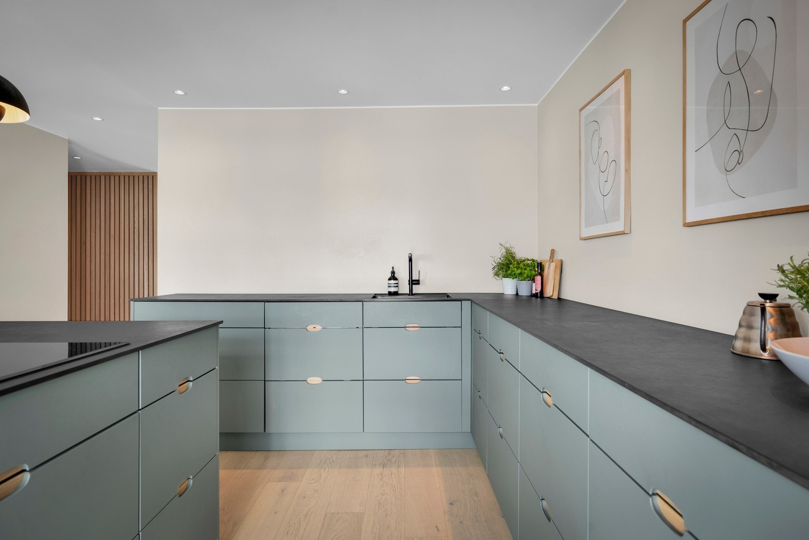 Her er det rikelig med benkeplass. Galleribilde