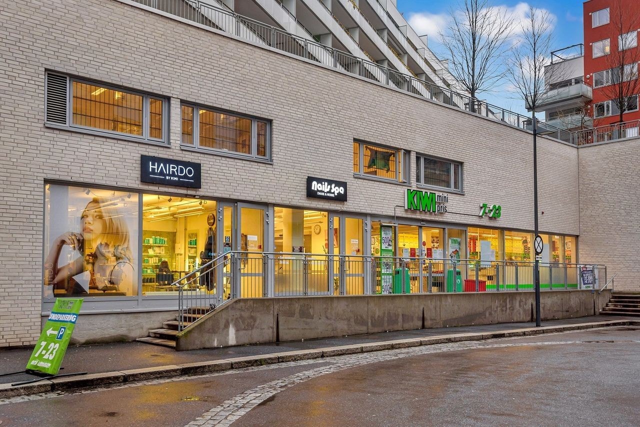 Blant annet dagligvare, frukt- og grøntbutikk og apotek rett i nærheten Galleribilde