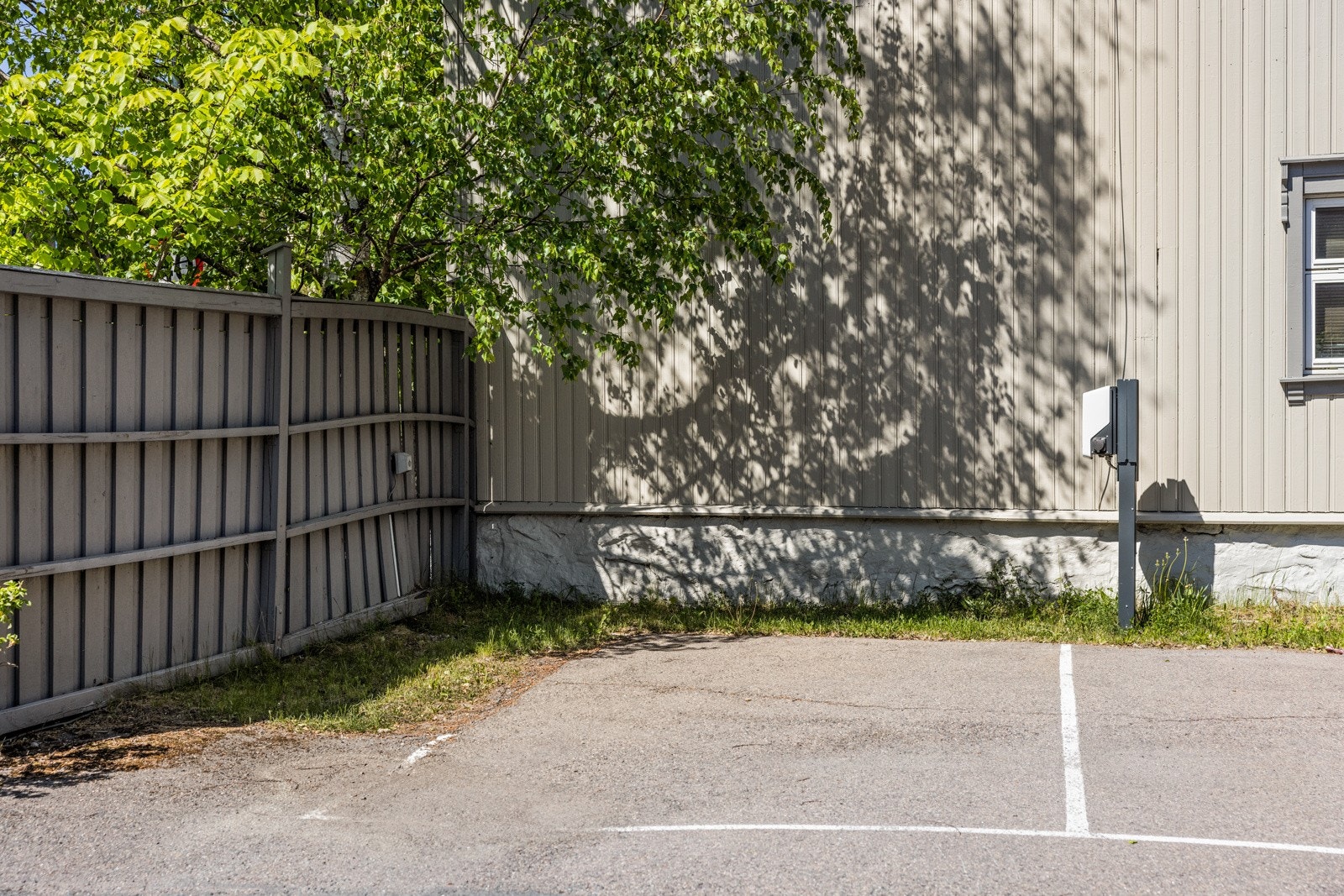 Iht. sameiets vedtekter har hver sameier fått anvist en plass på gården til parkering. Galleribilde