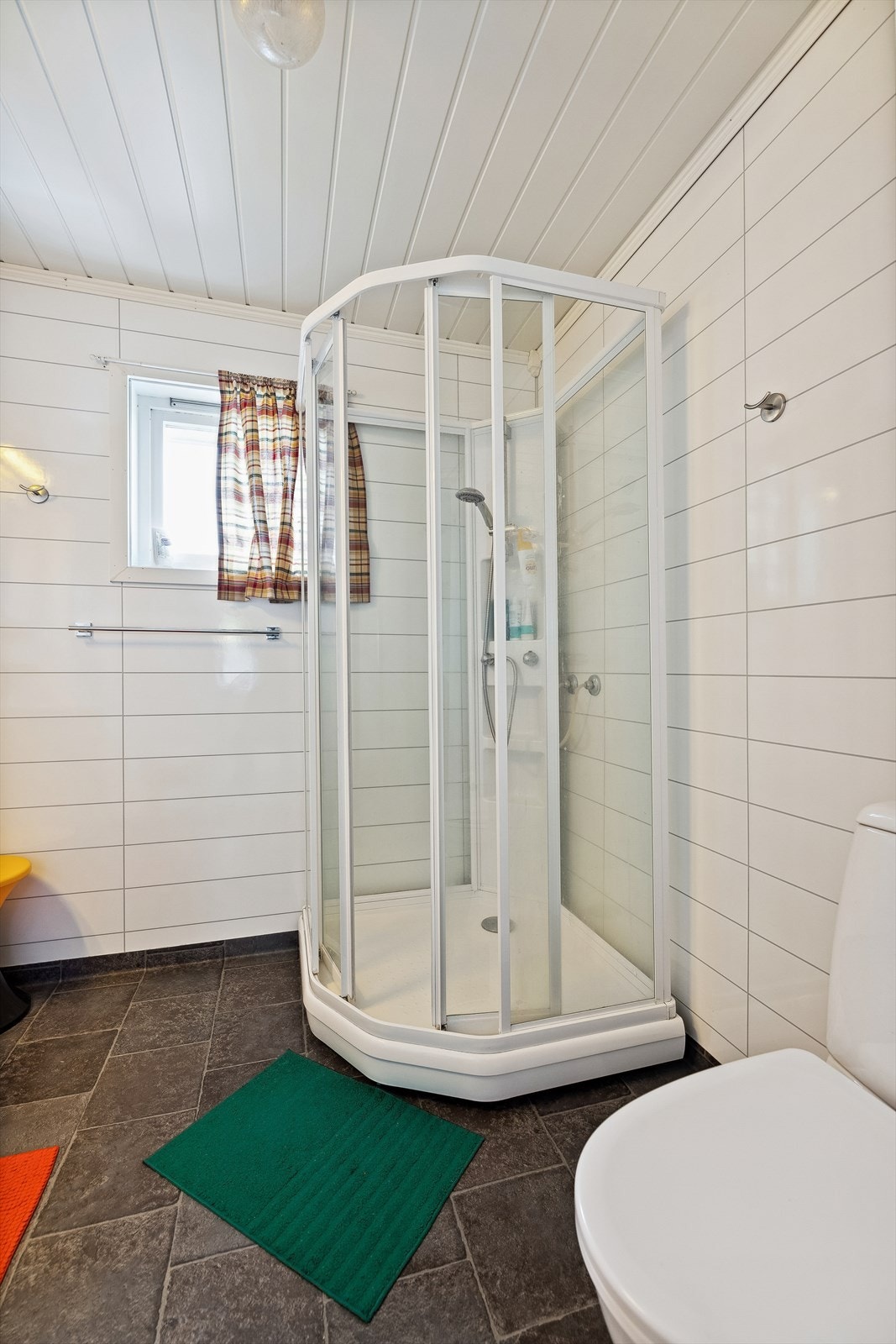 Våtrommet er fra 2013 iflg. eier
Vegger er tekket med våtromsplater. Himlingen har malte panelbord. Galleribilde