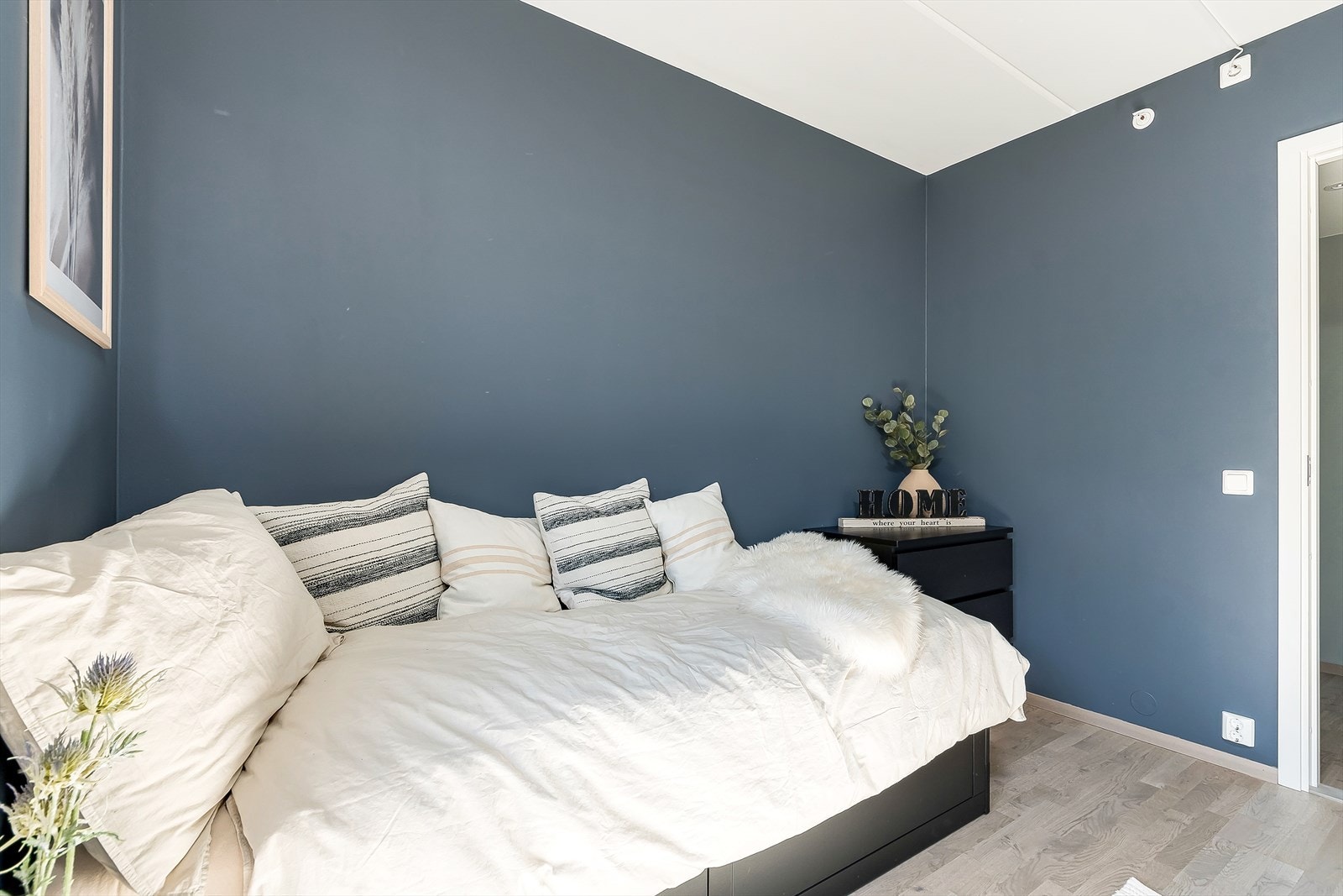 Sengen kan settes på langs eller tvers. Det er fortsatt rom for garderobe langs sideveggen. Galleribilde