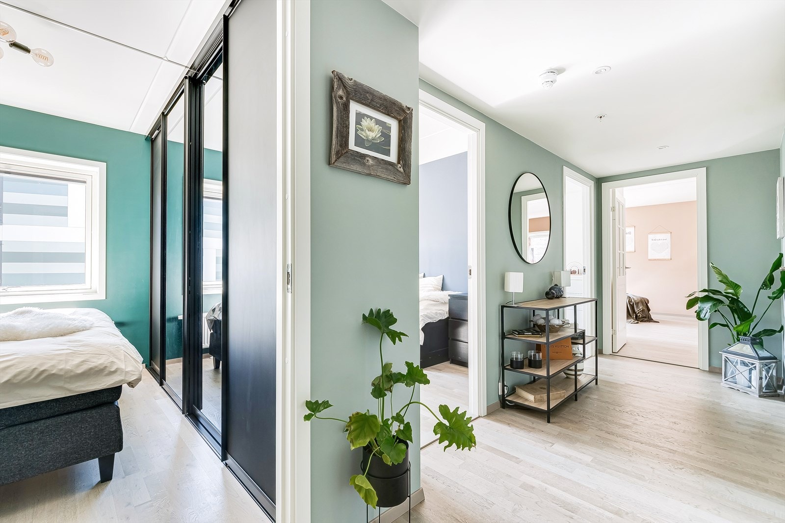 Behagelig tilbaketrukket fra den sosiale sonen ligger de tre soverommene på rekke og rad. I denne mellomgangen er det også ekstra plass til oppbevaringsmøbler eller hyller. Galleribilde