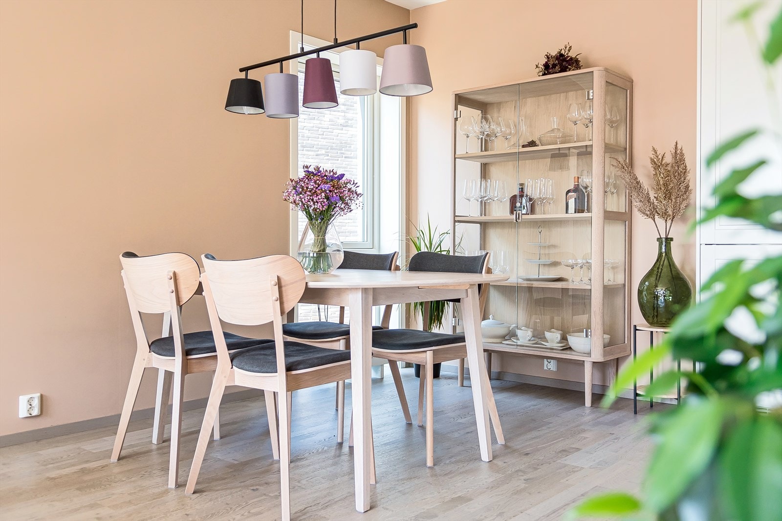 Langs veggflatene kan man innrede med flere oppbevaringsmøbler. Galleribilde