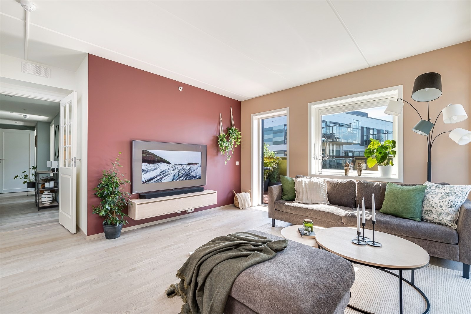 På motsatt side av sofagruppen er det god plass til en TV benk. Galleribilde