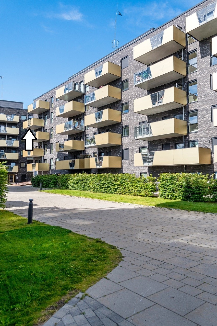 Leiligheten ligger luftig og fritt i byggets 5.etg, og er i sin helhet vendt mot de fine bakgårdsarealene. Galleribilde