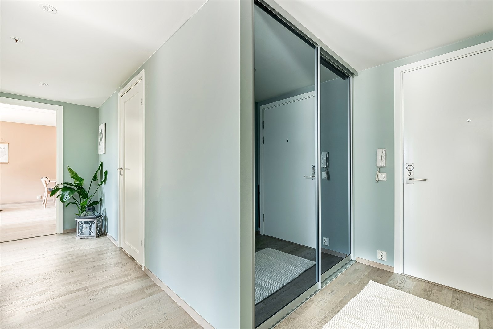 Heisen tar deg raskt og lett opp til 5.etasje hvor du ønskes velkommen av et åpent og hyggelig inngangsparti. En praktisk speil-/skyvedørsgarderobe gir mye lagringsplass. Galleribilde