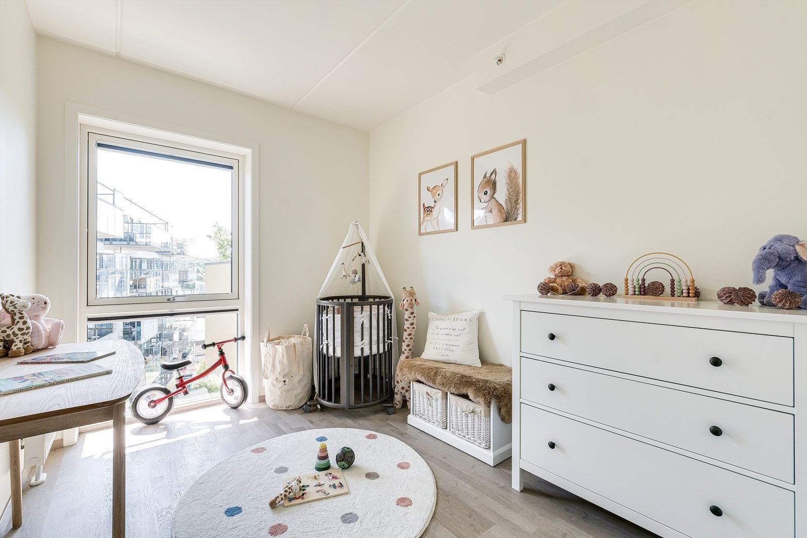Alle tre soverom vender mot den rolige bakgården. De ene soverommet er i dag innredet og benyttet som et barnerom. Galleribilde