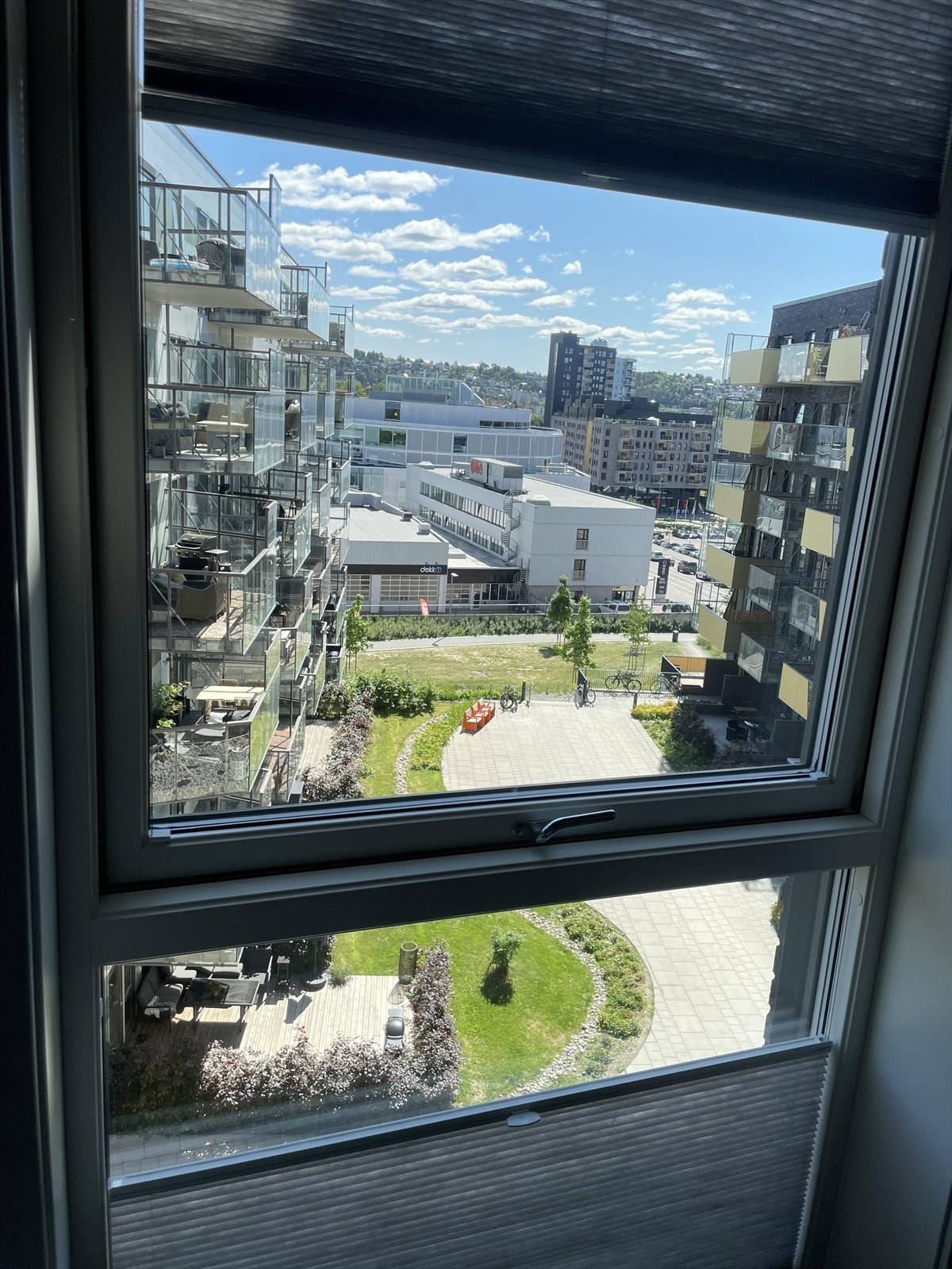 Det er montert innvendig solskjerming på soverommene, balkongdør og vinduet i stuen mot bakgård. I tillegg er det montert plisse på det store vinduet i stuen. Galleribilde