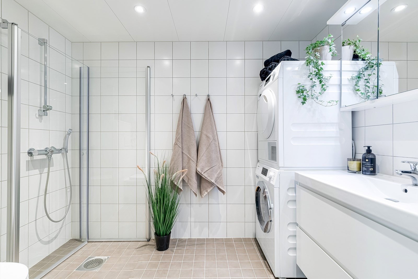 Leilighetens bad ligger lett tilgjengelig fra alle soverommene. Dette flotte badet gir deg en god start på dagen! Galleribilde