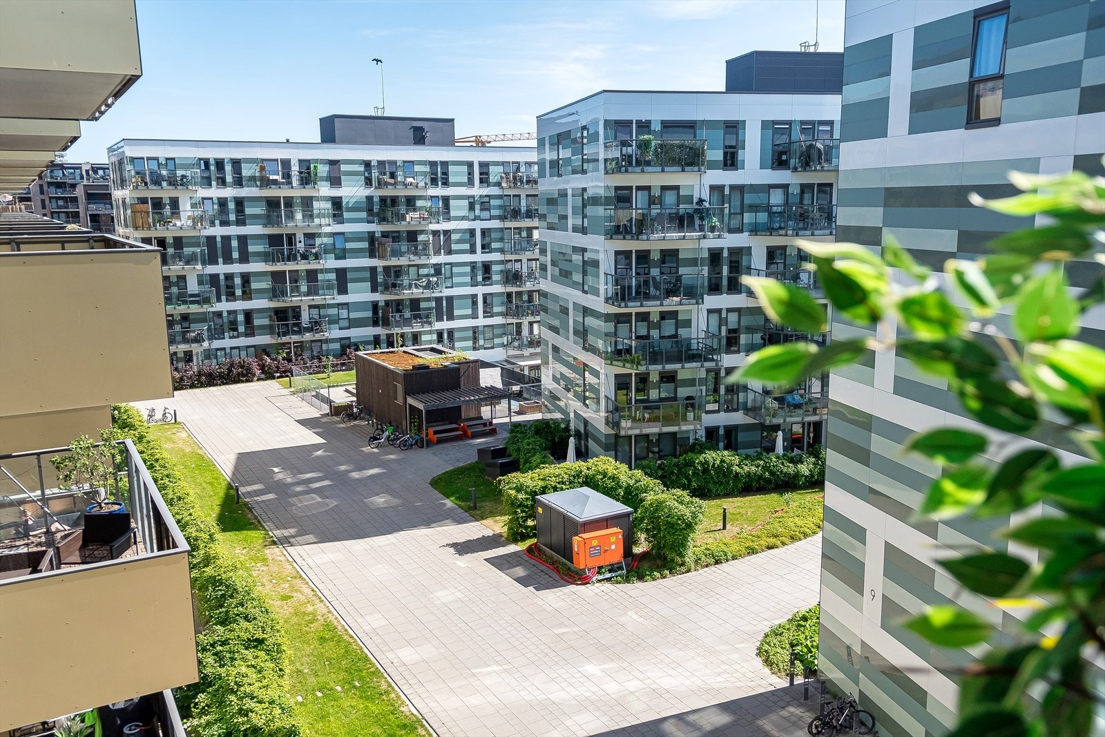 Det er også et åpent og fritt utsyn mot de fine bakgårdsarealene. Her finner du flere sykkelstativ og en flott opparbeidet lekeplass for barna. Galleribilde