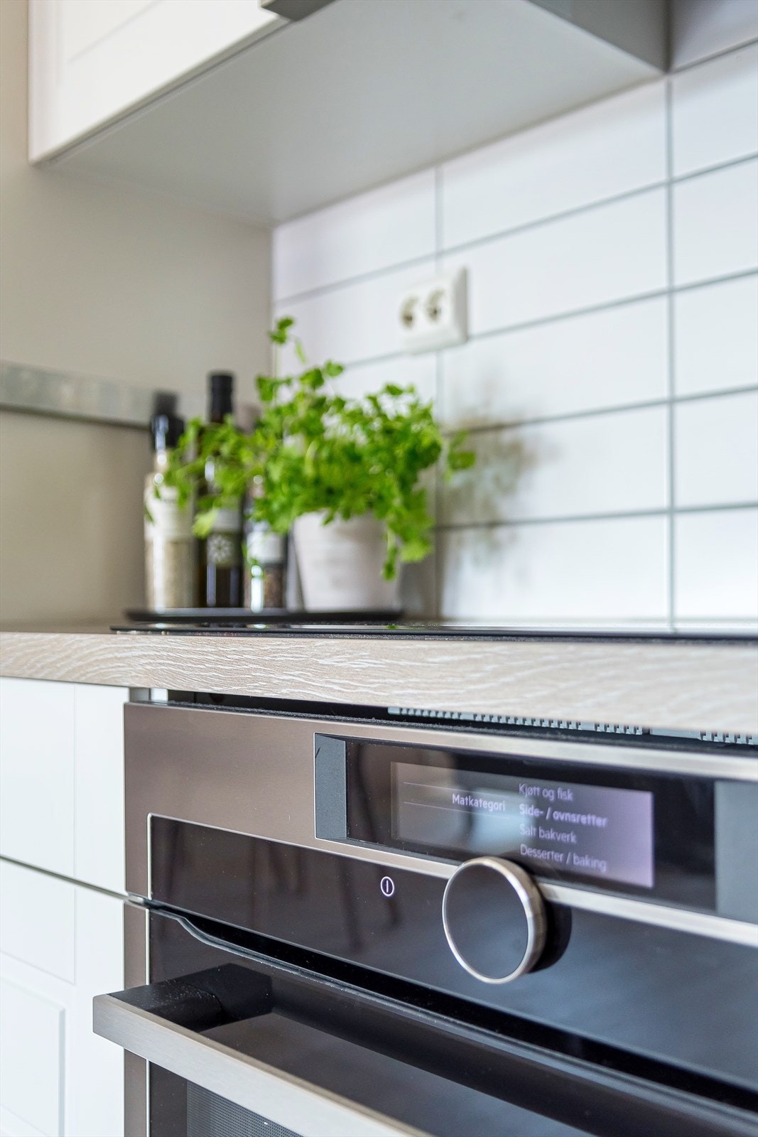 Induksjon platetopp og påkostet integrert kombidamp-ovn med SousVide-funksjon komfyr fra AEG. Galleribilde
