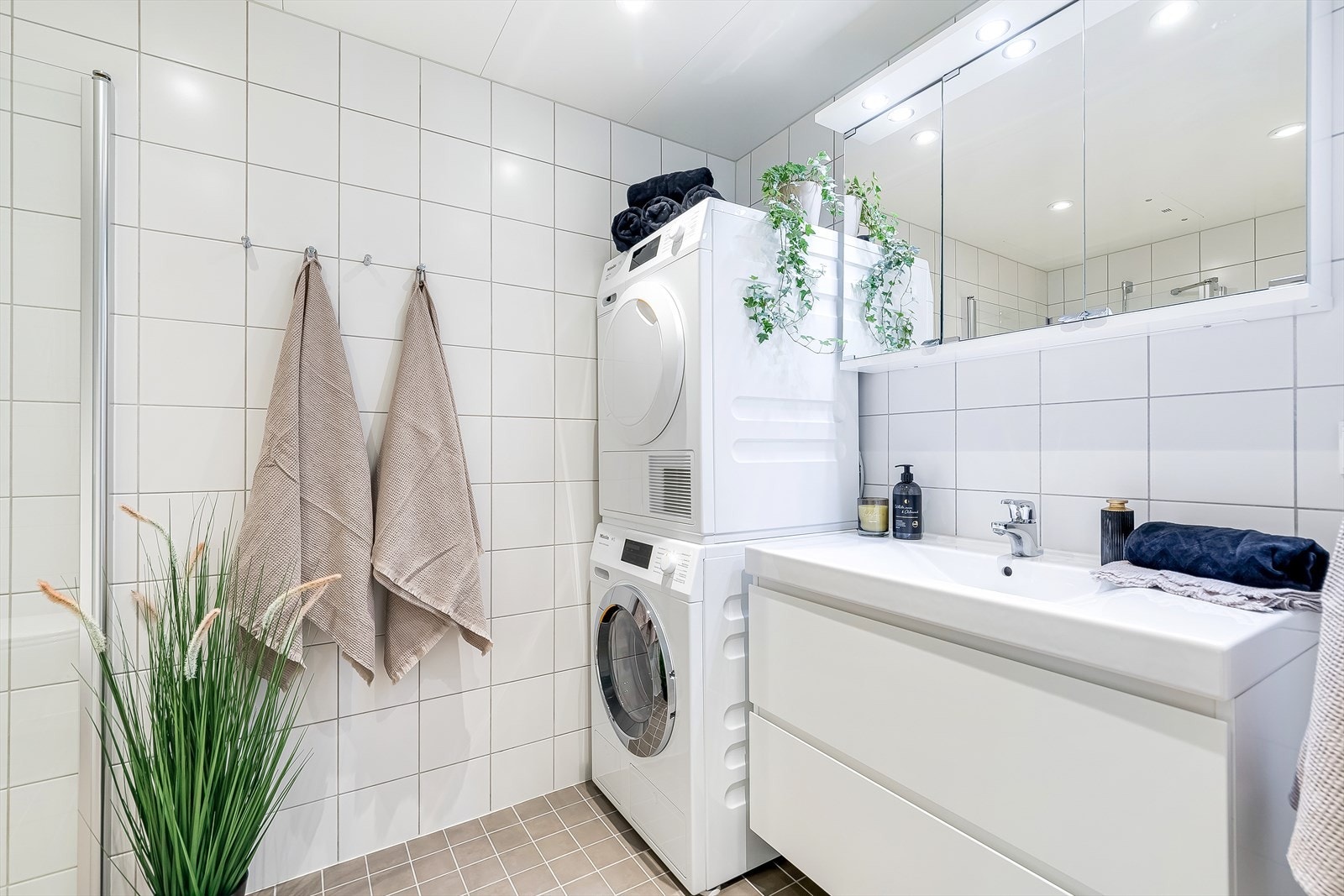 Det er rikelig med oppbevaringsplass i baderomsinnredningen. Galleribilde