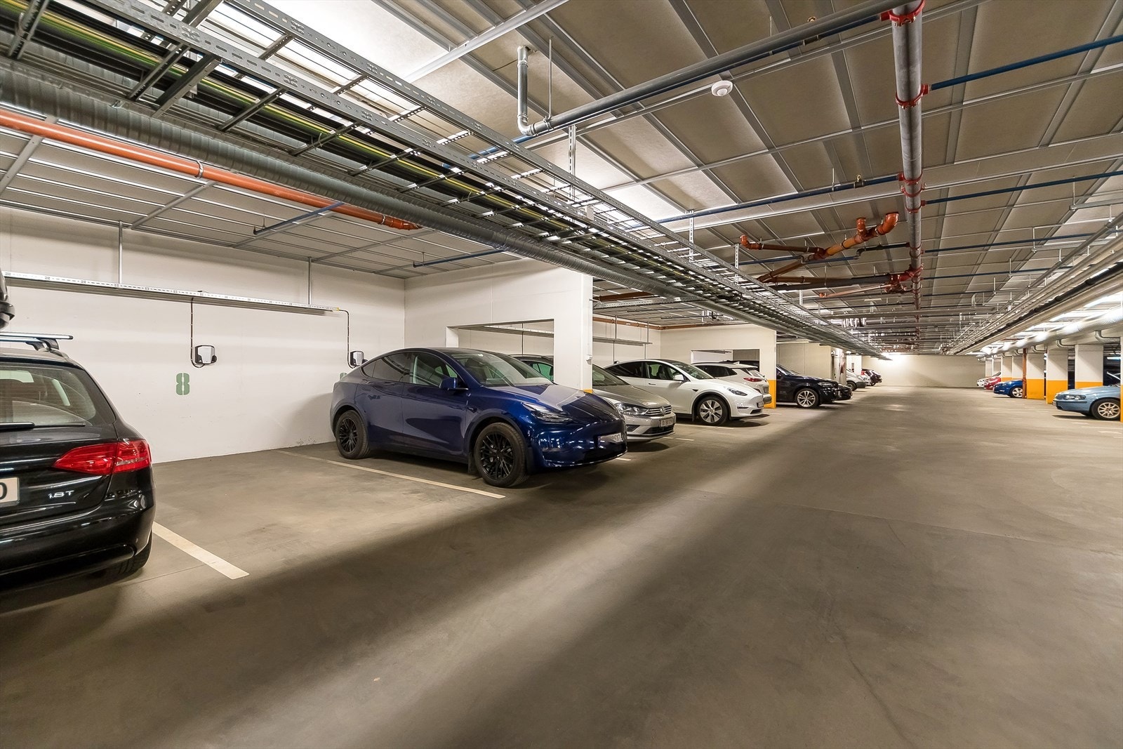 Det følger en biloppstillingsplass i felles garasjeanlegg i kjeller med leiligheten, plass nr 9 med separat ladepunkt for el-bil. Galleribilde
