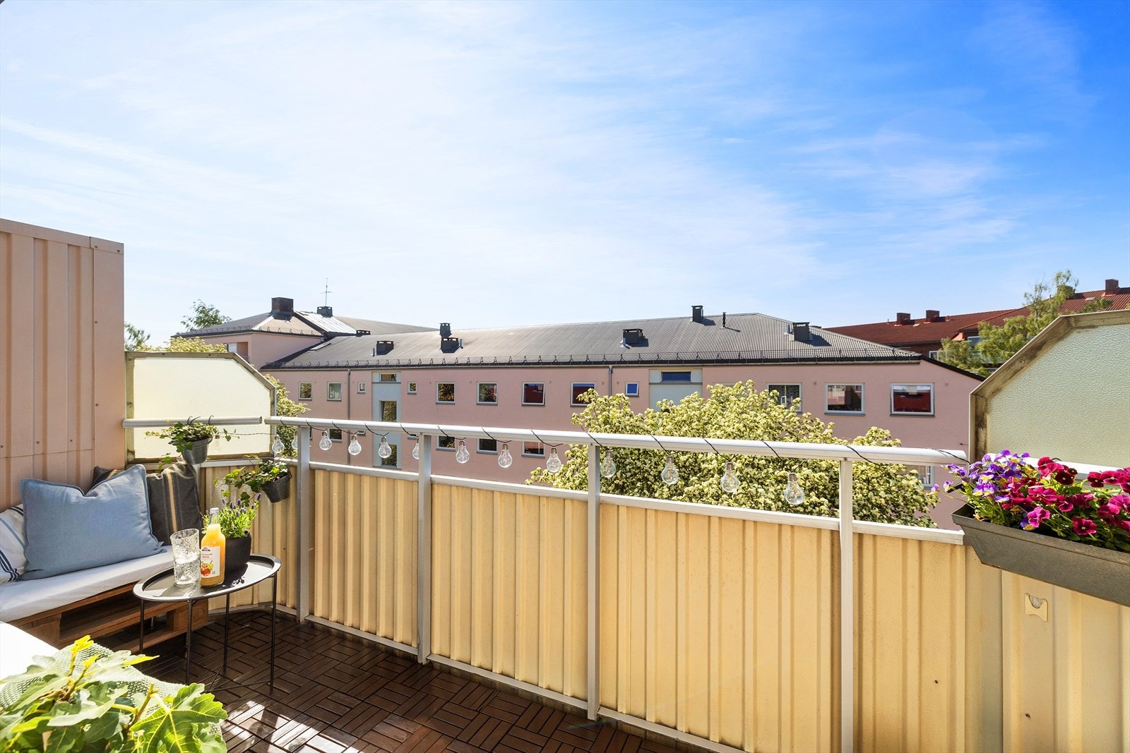 - Høytliggende og usjenert vestvendt balkong på ca. 6 kvm. Her er det sol fra ca. kl. 13:00-21:00 - Galleribilde