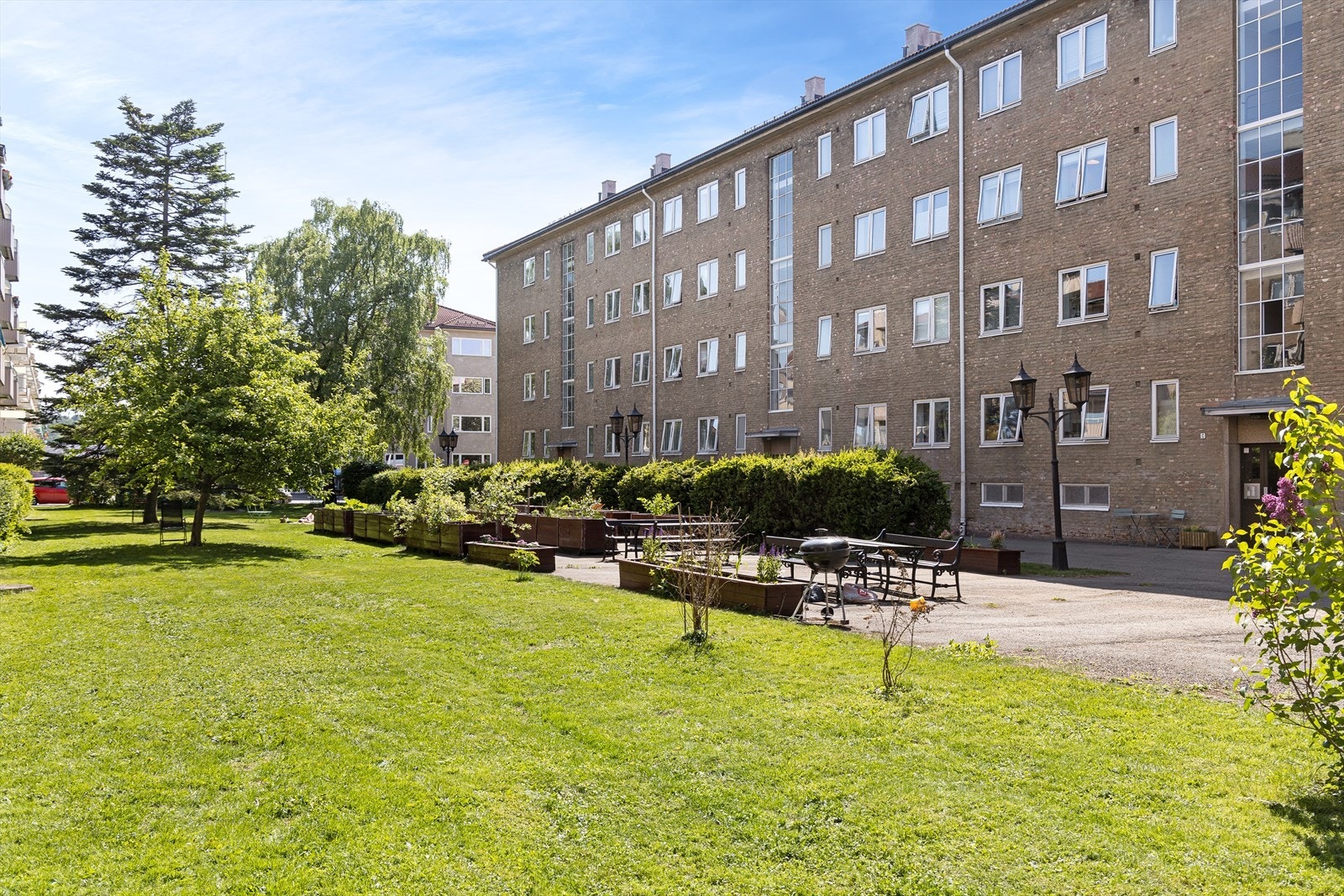 - Meget pent opparbeidet fellesareal med gressplen og diverse beplantninger - Galleribilde