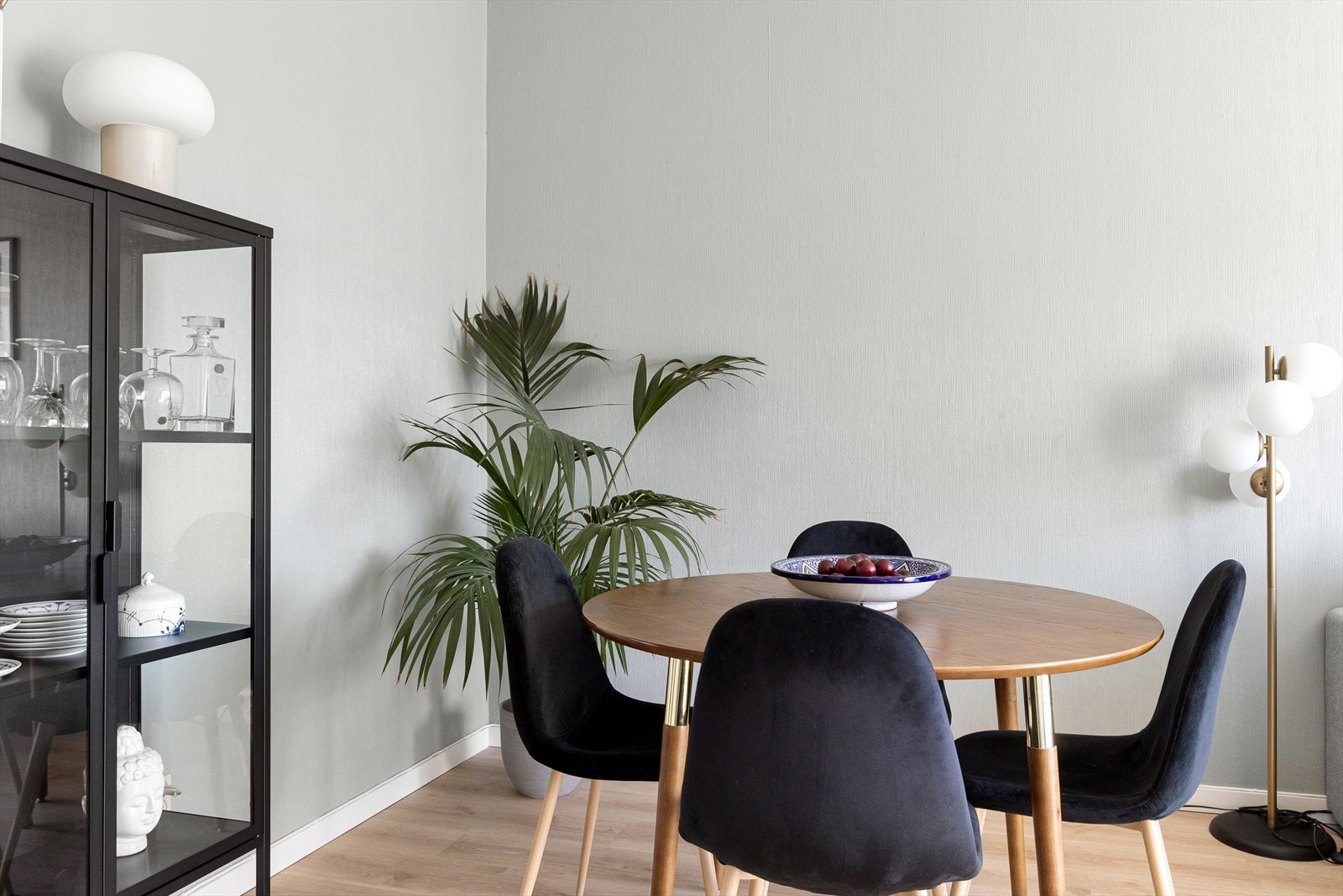 - Det er naturlig sone til spisebord i stuen. Her kan man invitere venner og familie på middag - Galleribilde
