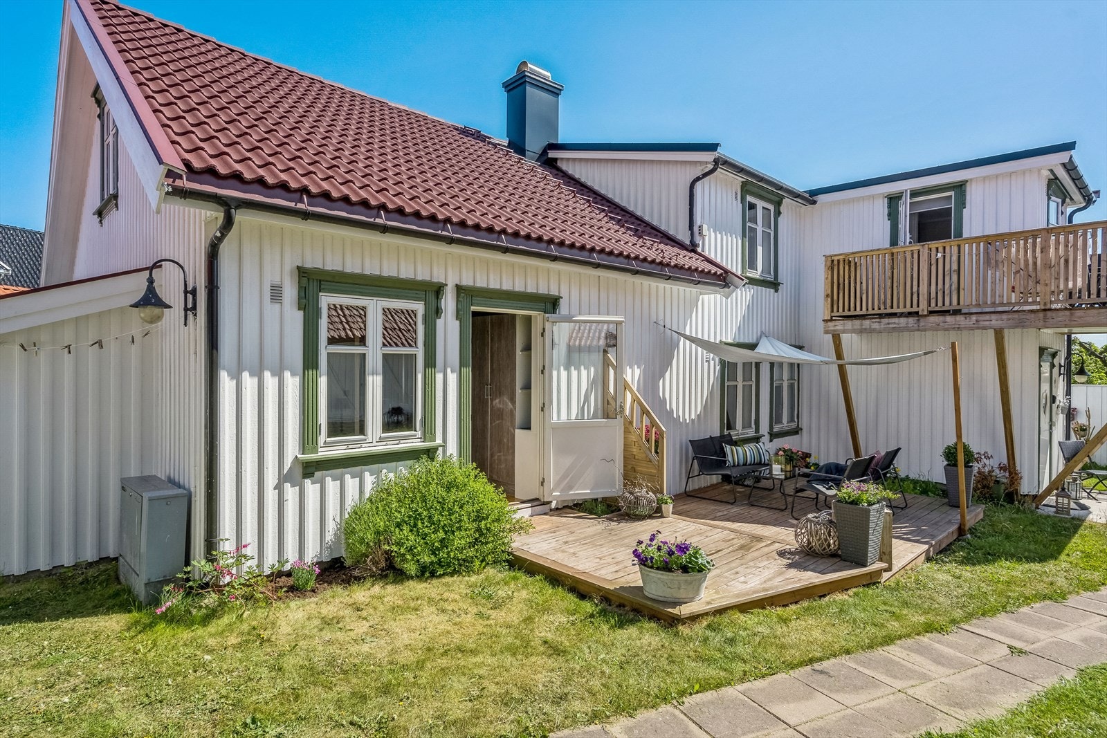Det er gode solforhold både foran og ved inngangspartiet og bak på plattingen - Sol fra morgen til kveld! Galleribilde