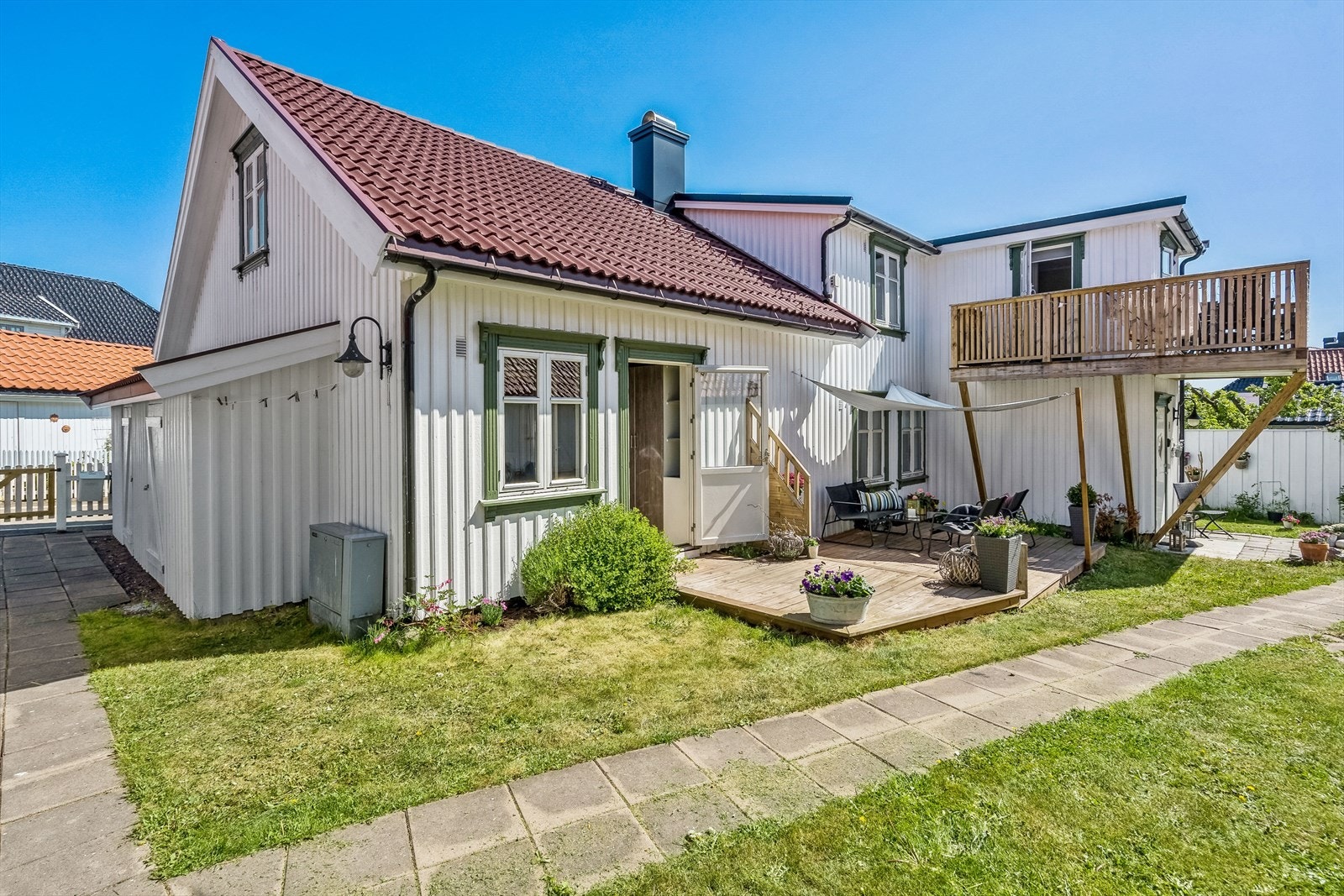 Perfekt utleieobjekt eller egen nostalgisk perle og med kort kjøreavstand til både Tønsberg, Horten og Oslo, bor man midt i smørøyet. Ingen boplikt. Galleribilde