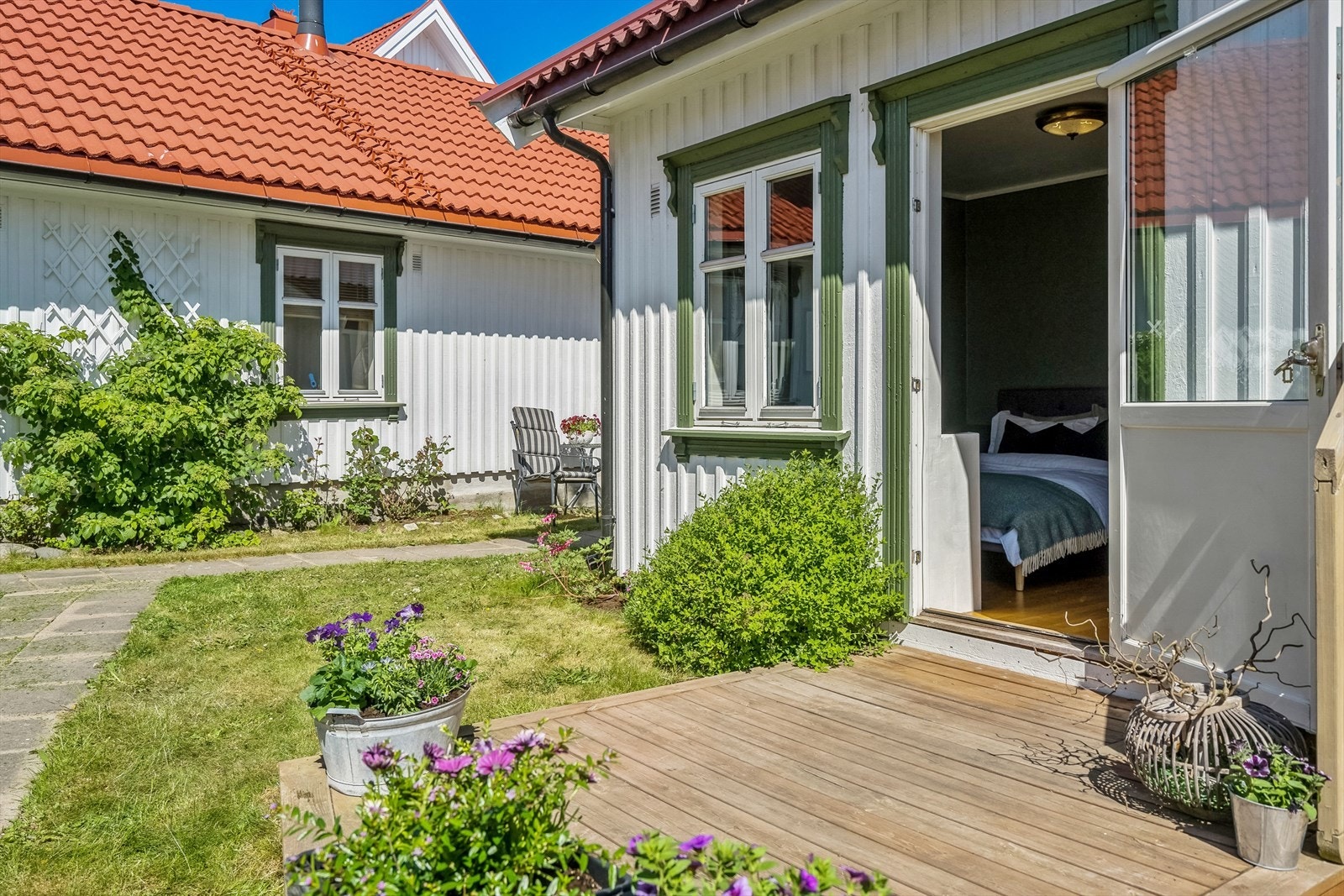 Leiligheten har to romslige soverom hvorav et med utgang til terrasse. Galleribilde
