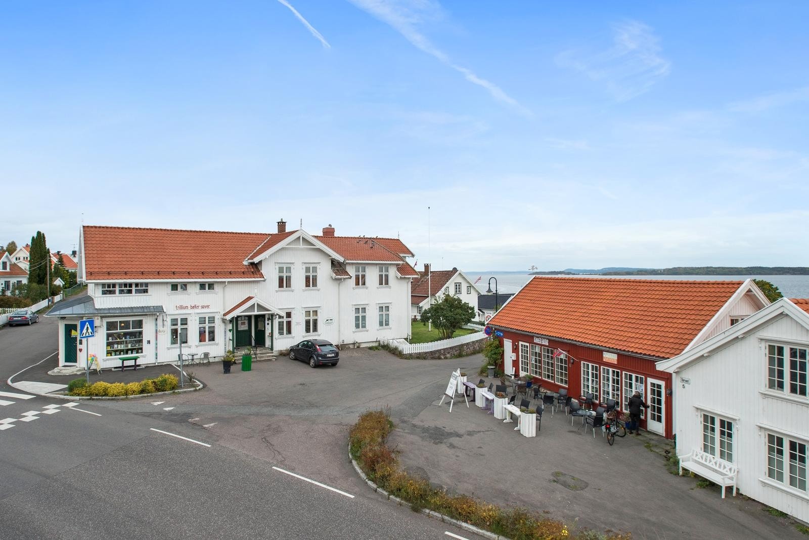I Åsgårdstrand finner du småbyidyllen med gallerier og utsalg fra kunsthåndverkere. Her er hotell, bakeriutsalg og den lokale puben i tillegg til Paletten kjøpesenter med dagligvareforretning, post, apotek og legesenter samt diverse småbutikker. Galleribilde