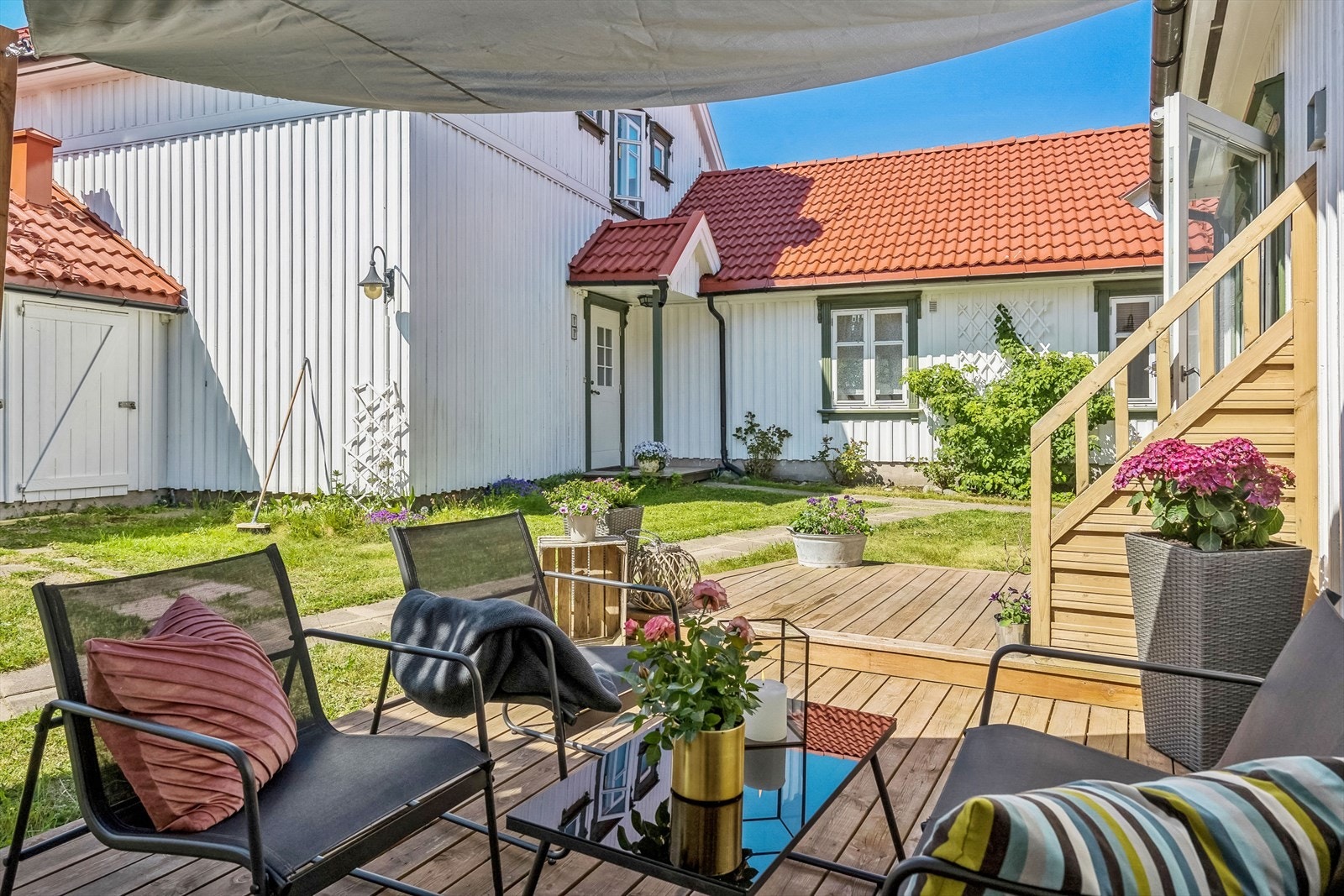 Uteplassen er ekstra lun og fin på varme sommerdager. Galleribilde