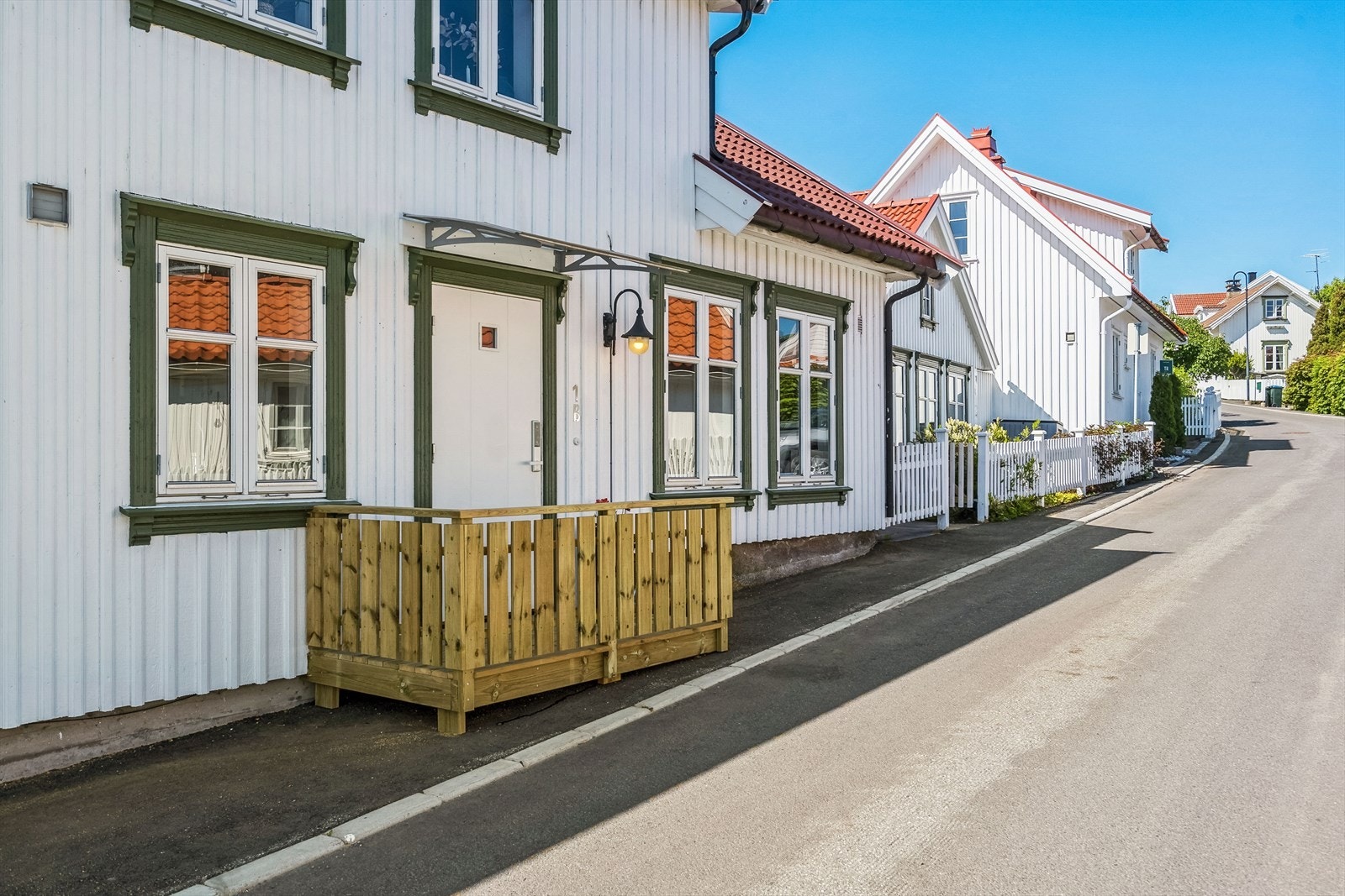 Området har en sjarmerende atmosfære med kort vei til badeplass, båthavn og Åsgårdstrand sentrum. Galleribilde