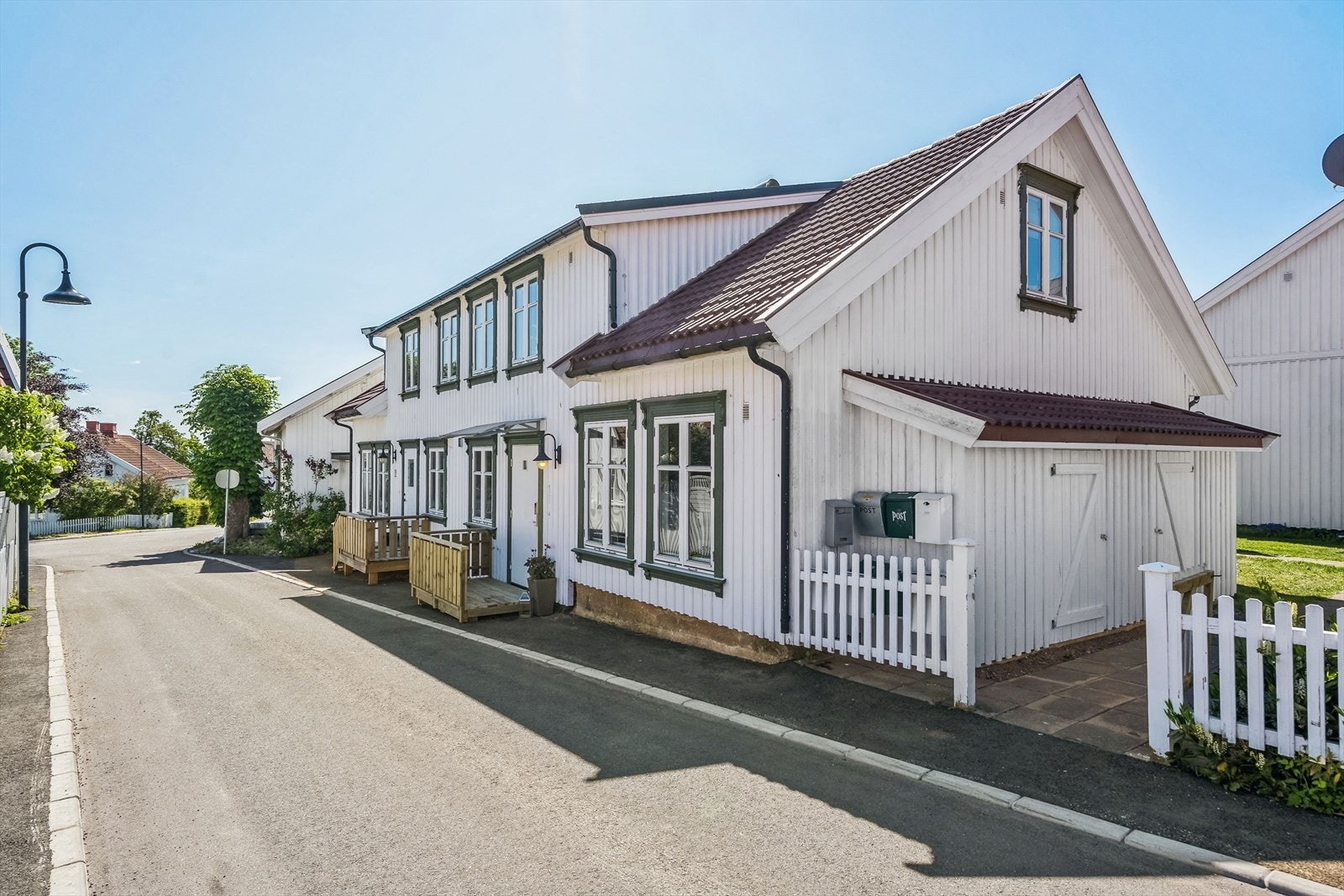 Lokal matbutikk (Joker) som også er søndagsåpent 3 min gange fra leiligheten. Åsgårdstrand har barneskole og flere barnehager med gåavstand fra leiligheten. Gode bussforbindelser, kort avstand fra leiligheten til bussholdeplass. Galleribilde