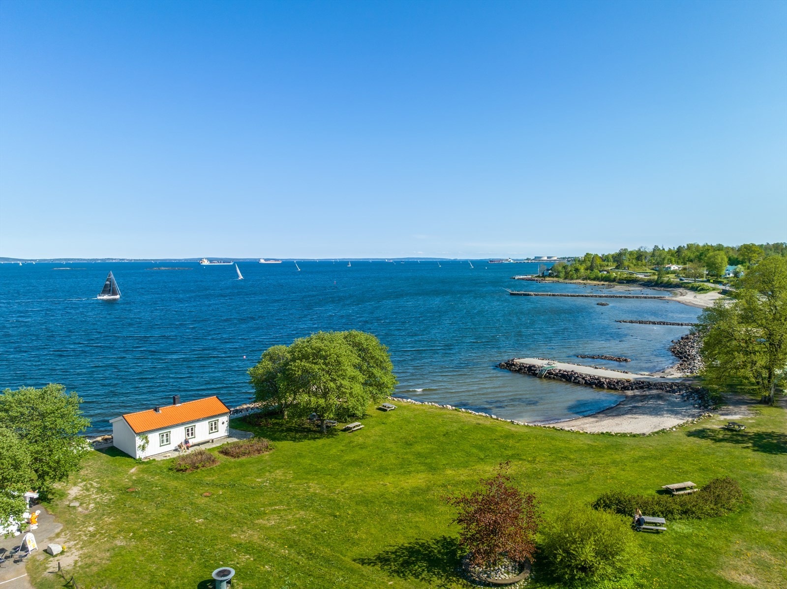 Åsgårdstrand har vært et populært ferie- og badested siden 1920-årene. Opp gjennom årene har stedet beholdt sin popularitet som feriested - ikke minst blant båtfolket. Hver sommer er det et yrende liv av småbåter ute på fjorden og inne på havnen. Galleribilde