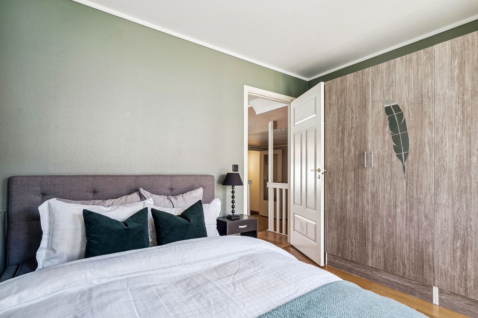 Leiligheten har to romslige og fine soverom. Hovedsoverommet har god plass til dobbeltseng og godt med skapplass. Galleribilde