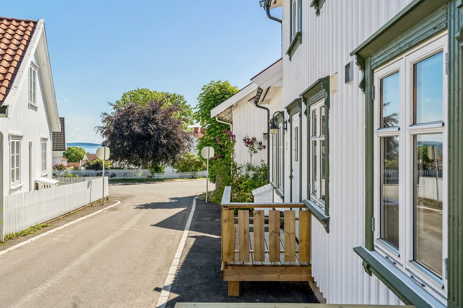 Dette er leiligheten for deg som ønsker en pen og arealeffektiv leilighet med idyllisk beliggenhet i en stille gate i gamle Åsgårdstrand. Galleribilde