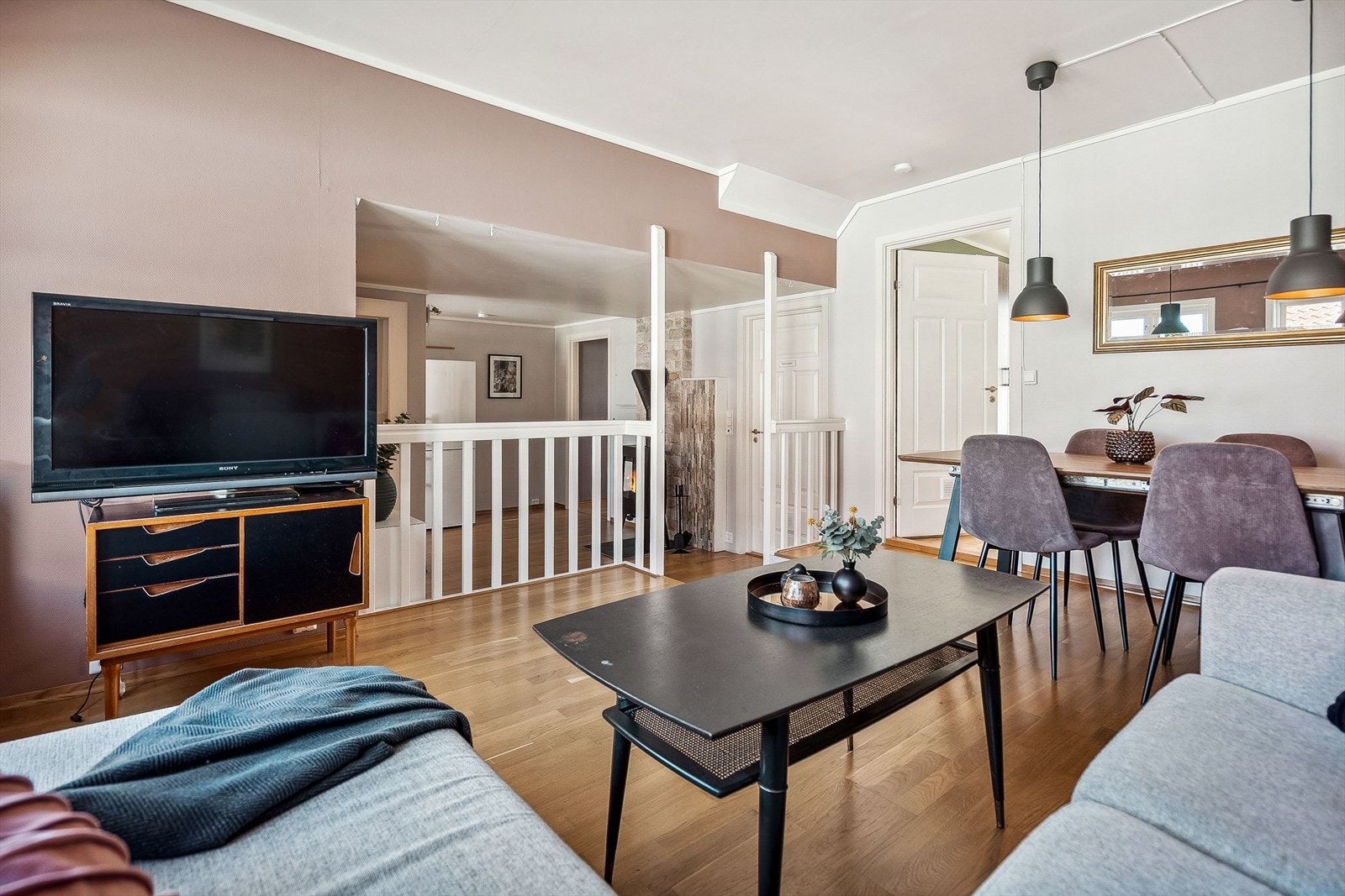 Leiligheten oppleves moderne, pen og har en fin og praktisk planløsning. Galleribilde
