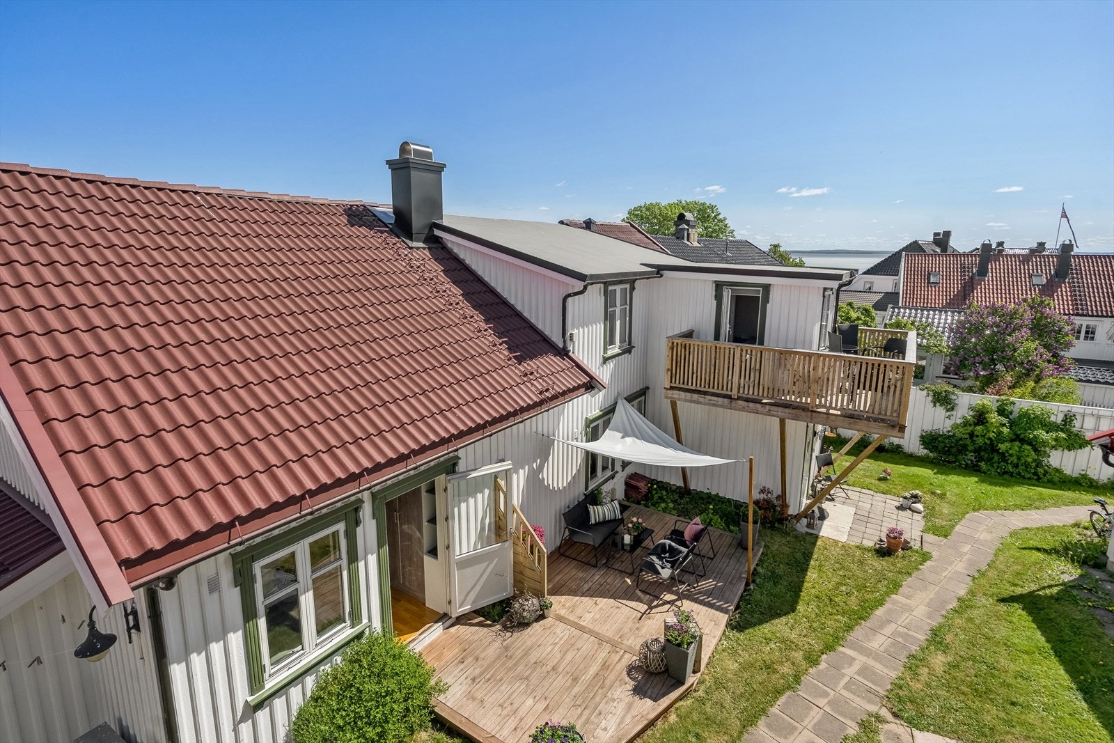 Herlig nyere ( 2017 ) sydvendt terrasse på hele16 kvm! Galleribilde
