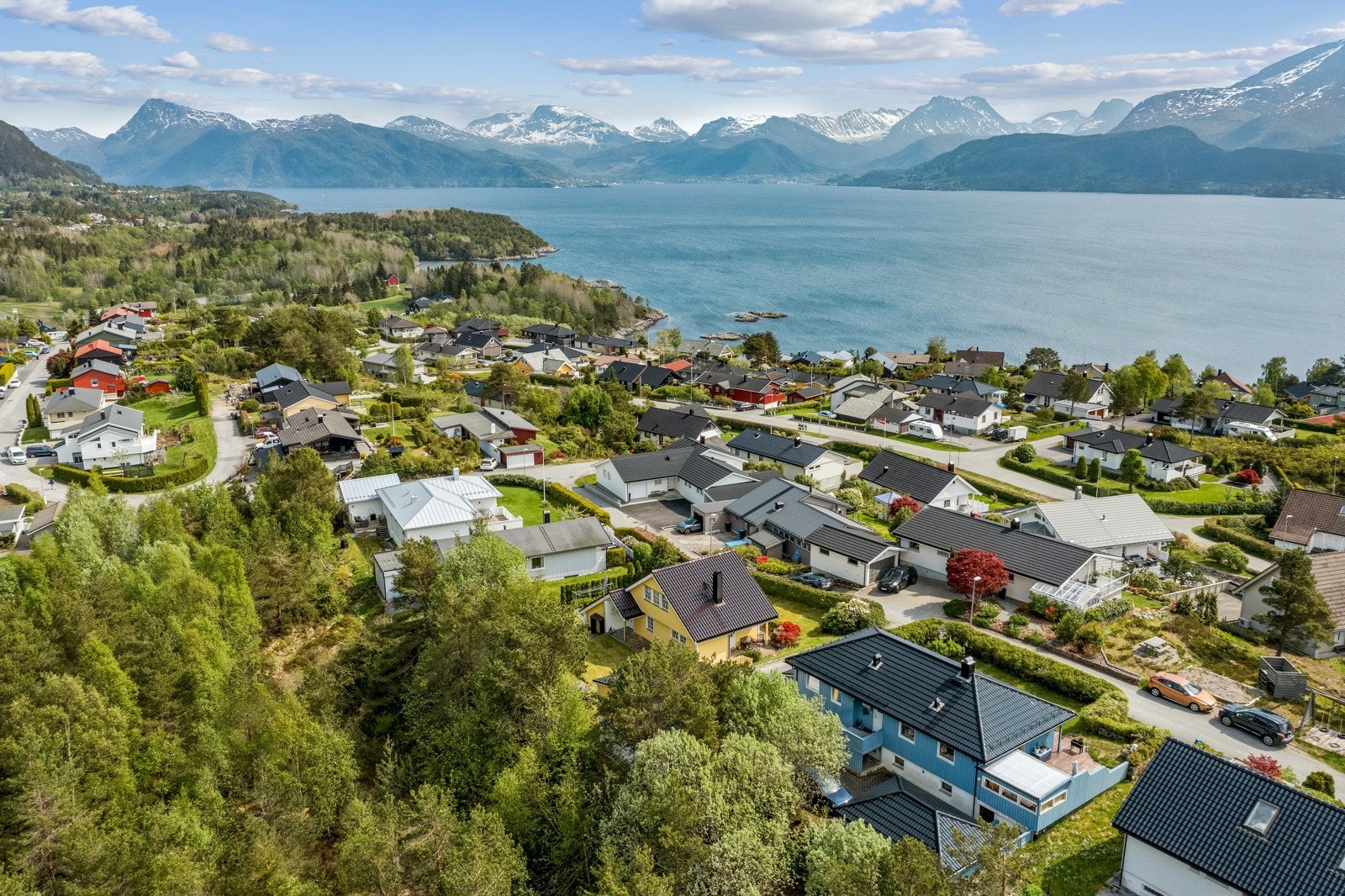 Fra eiendommen kort avstand til flotte tur- og rekreasjonsområder. Emblemssanden i gangavstand fra boligen Galleribilde