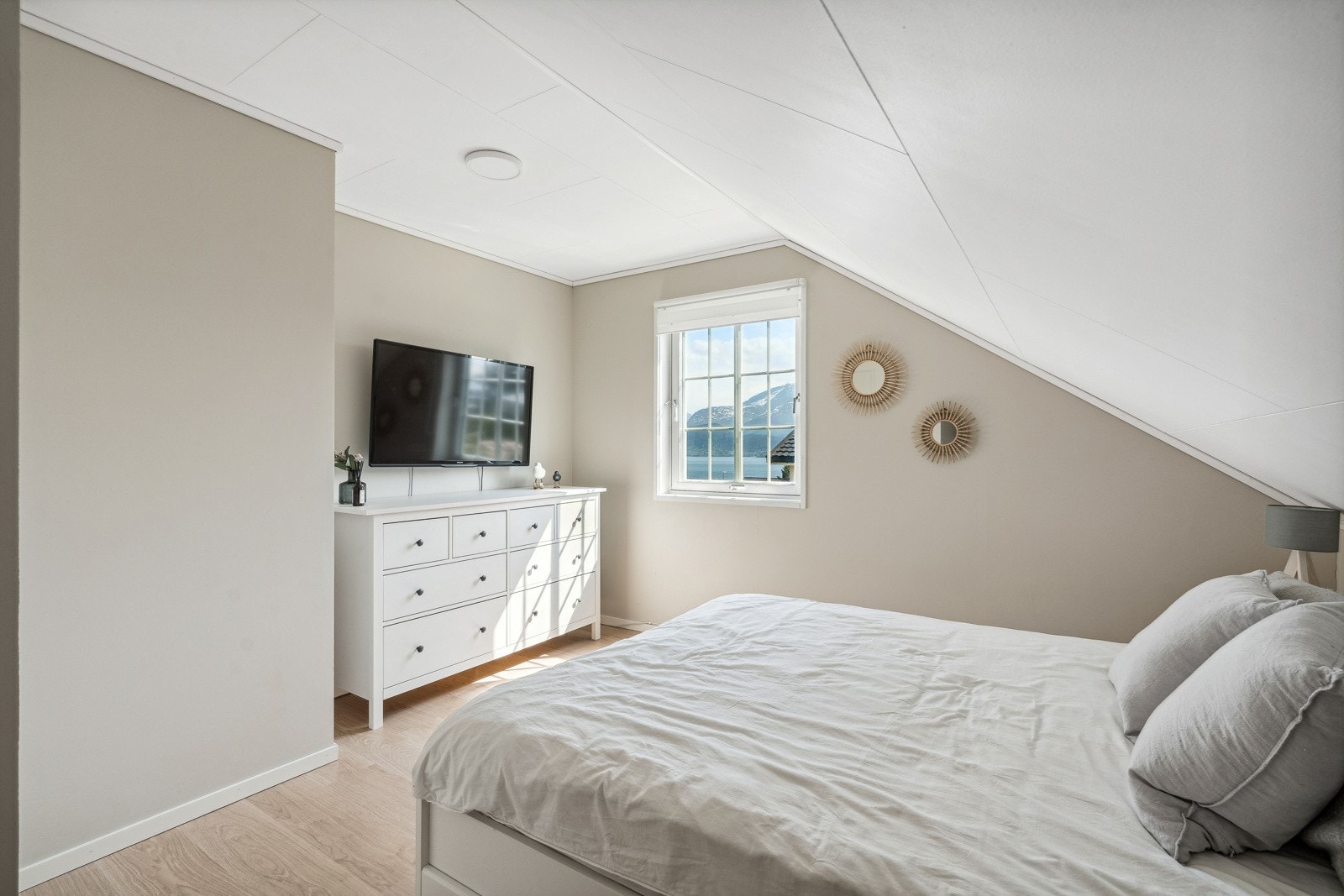 Hovedsoverommet er romslig og har flott fjordutsikt Galleribilde