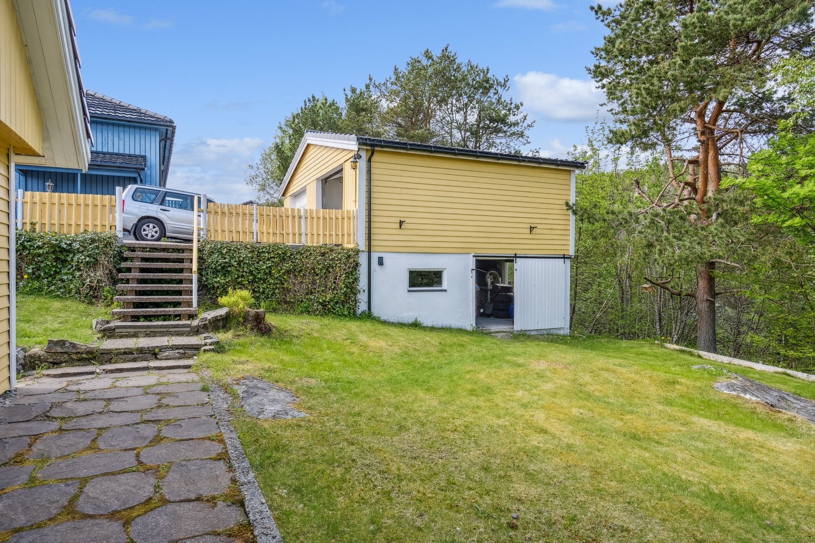 Praktisk lagringsplass i kjellerrom under garasje Galleribilde