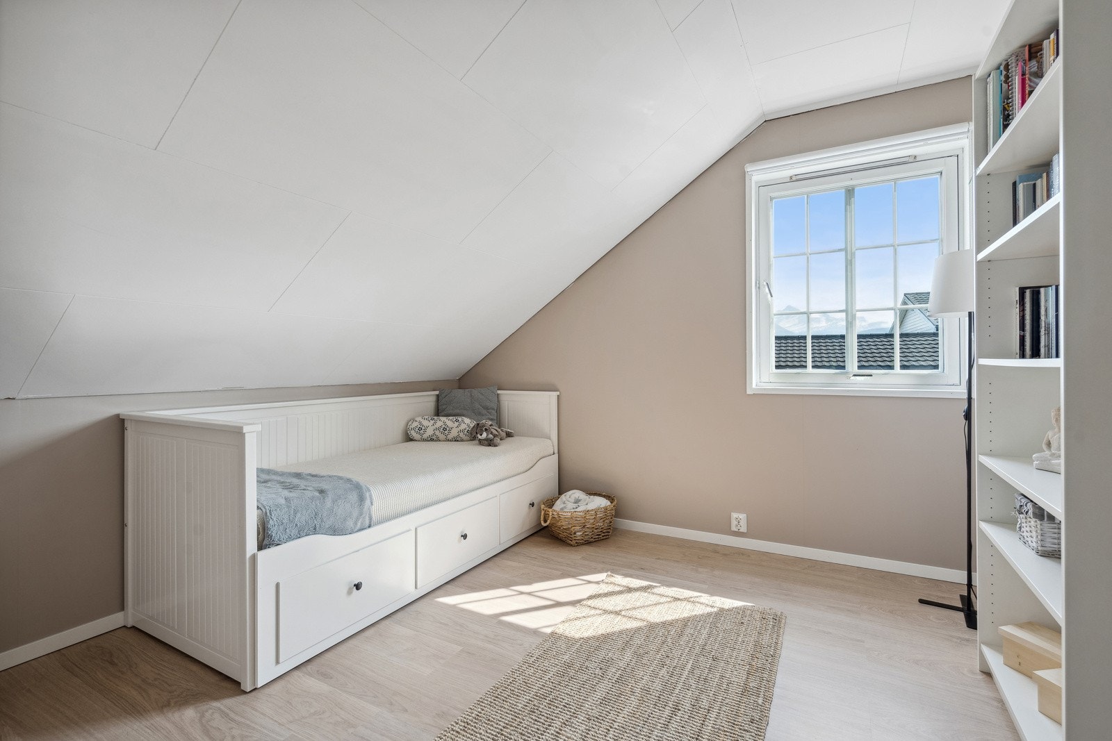 Soverom 2 også av god størrelse. Loftetasjen ble også oppusset i 2021 med nye gulv og malte overflater Galleribilde