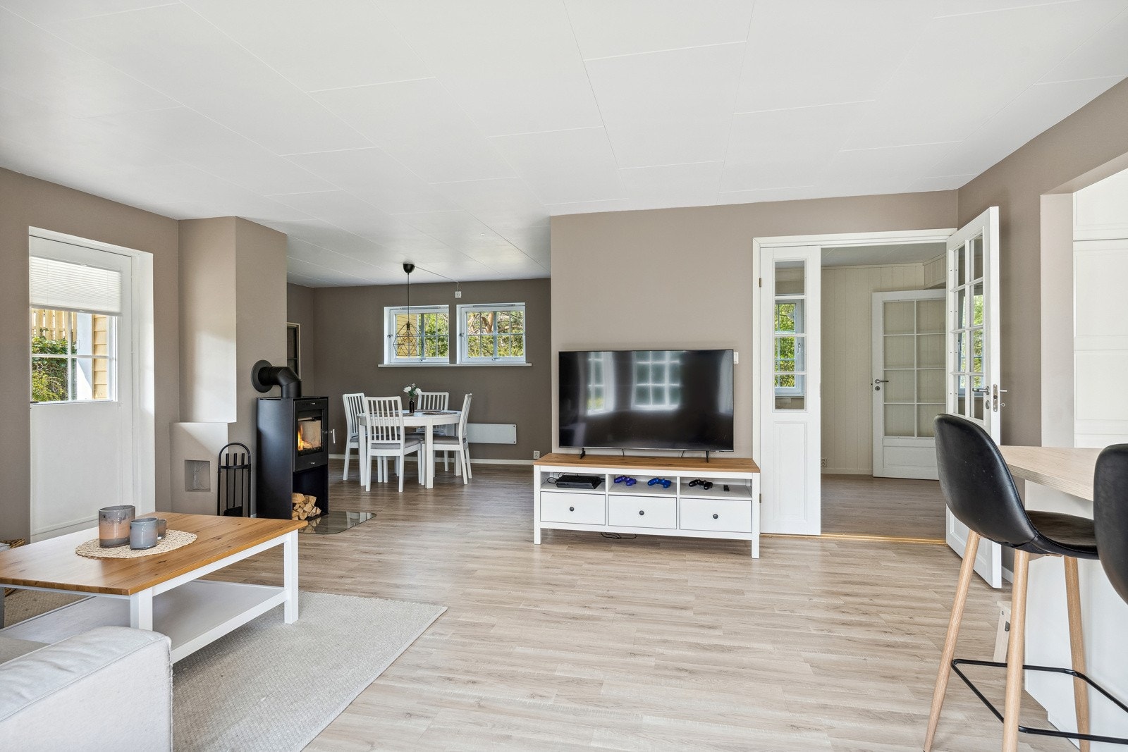 Lys og flott stue med flere møbleringsmuligheter. Det er godt med naturlig lysinslipp Galleribilde