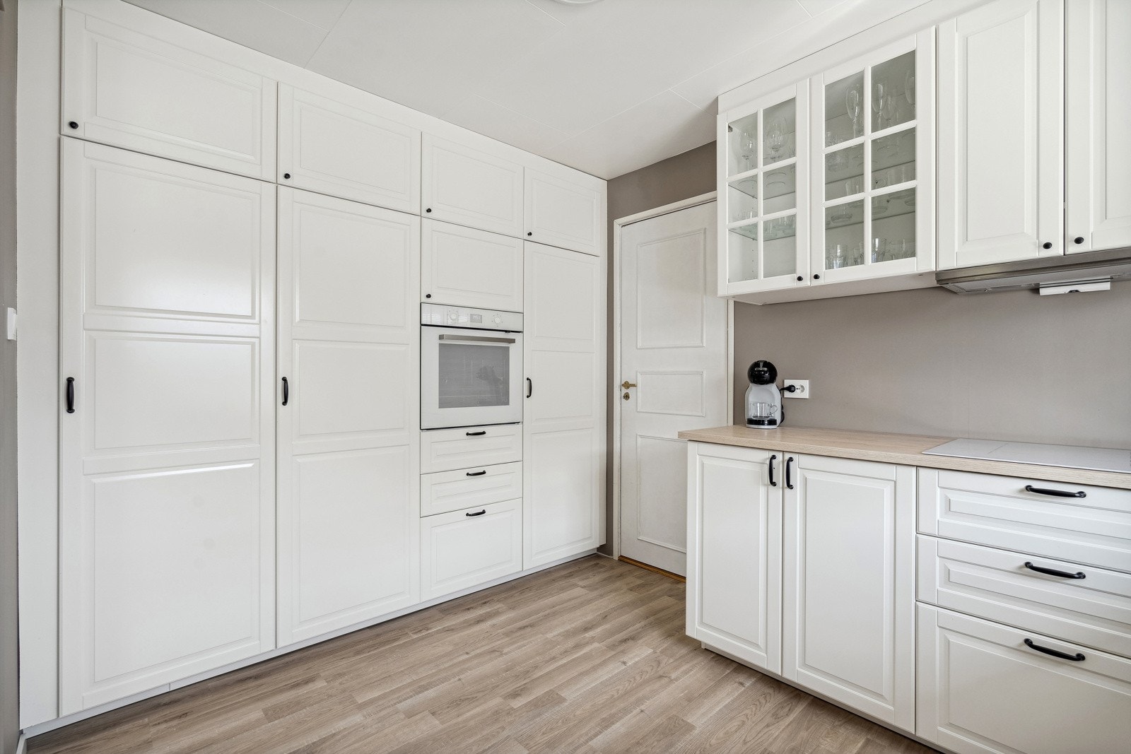 Kjøkkenet er utstyrt med bla. fullintegrert kjøleskap og oppvaskmaskin, integrert stekeovn og induksjon platetopp. Skap for micro. Galleribilde