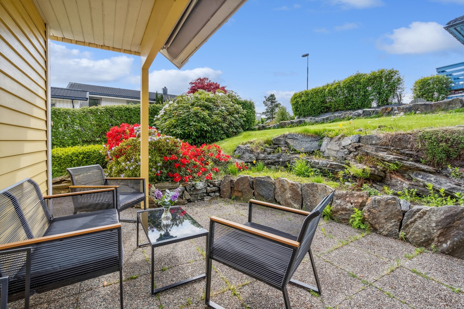 Trivelig uteområde med adkomst fra stue Galleribilde