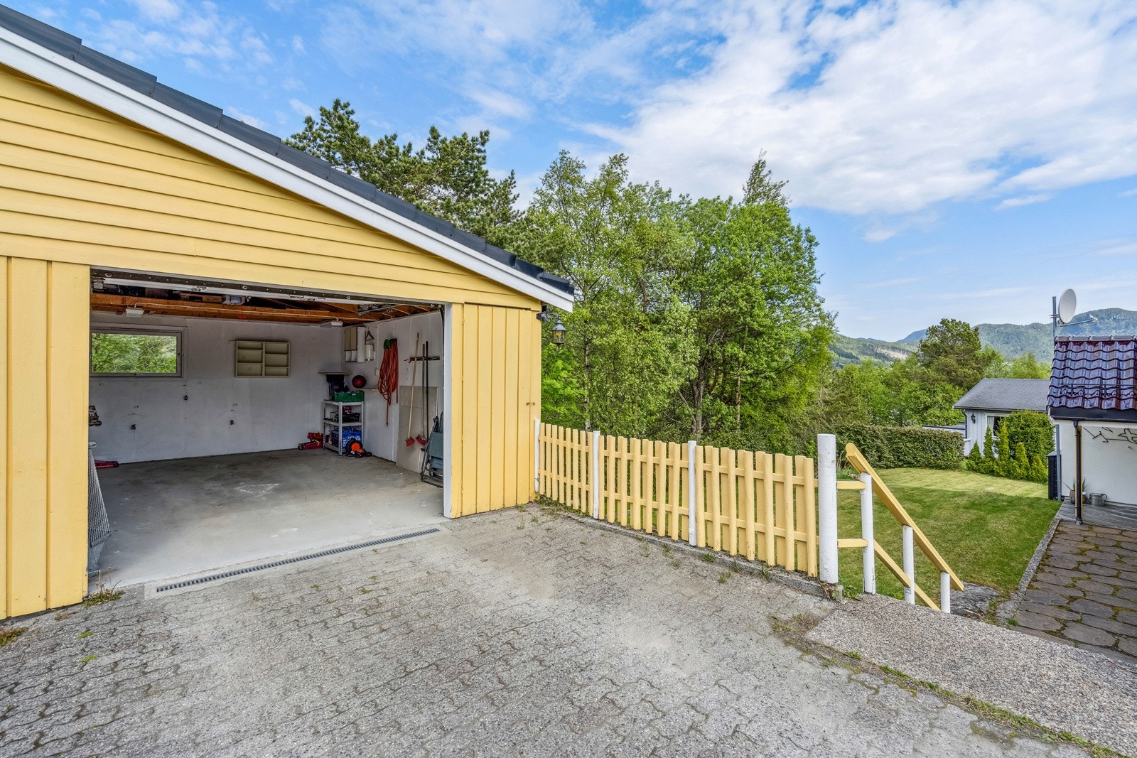 Det medfølger halvpart av garasje Galleribilde