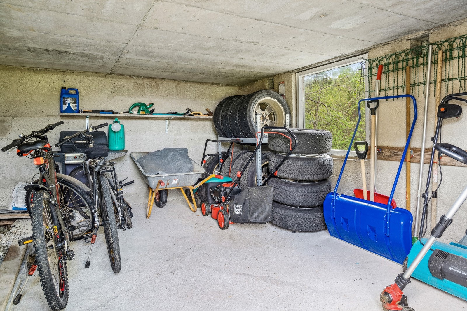 God plass til hagemøbler, utstyr m.m. Opplagt lys/strøm i både kjellerrom og i garasjen Galleribilde