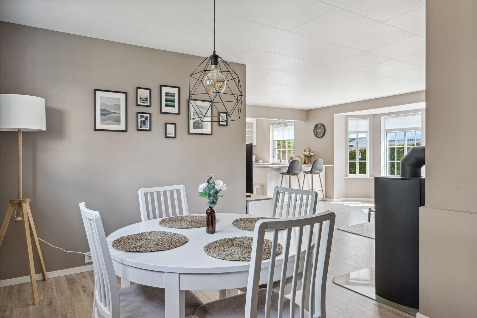 Stuen er av god størrelse og har god plass til sittegruppe og spisegruppe Galleribilde