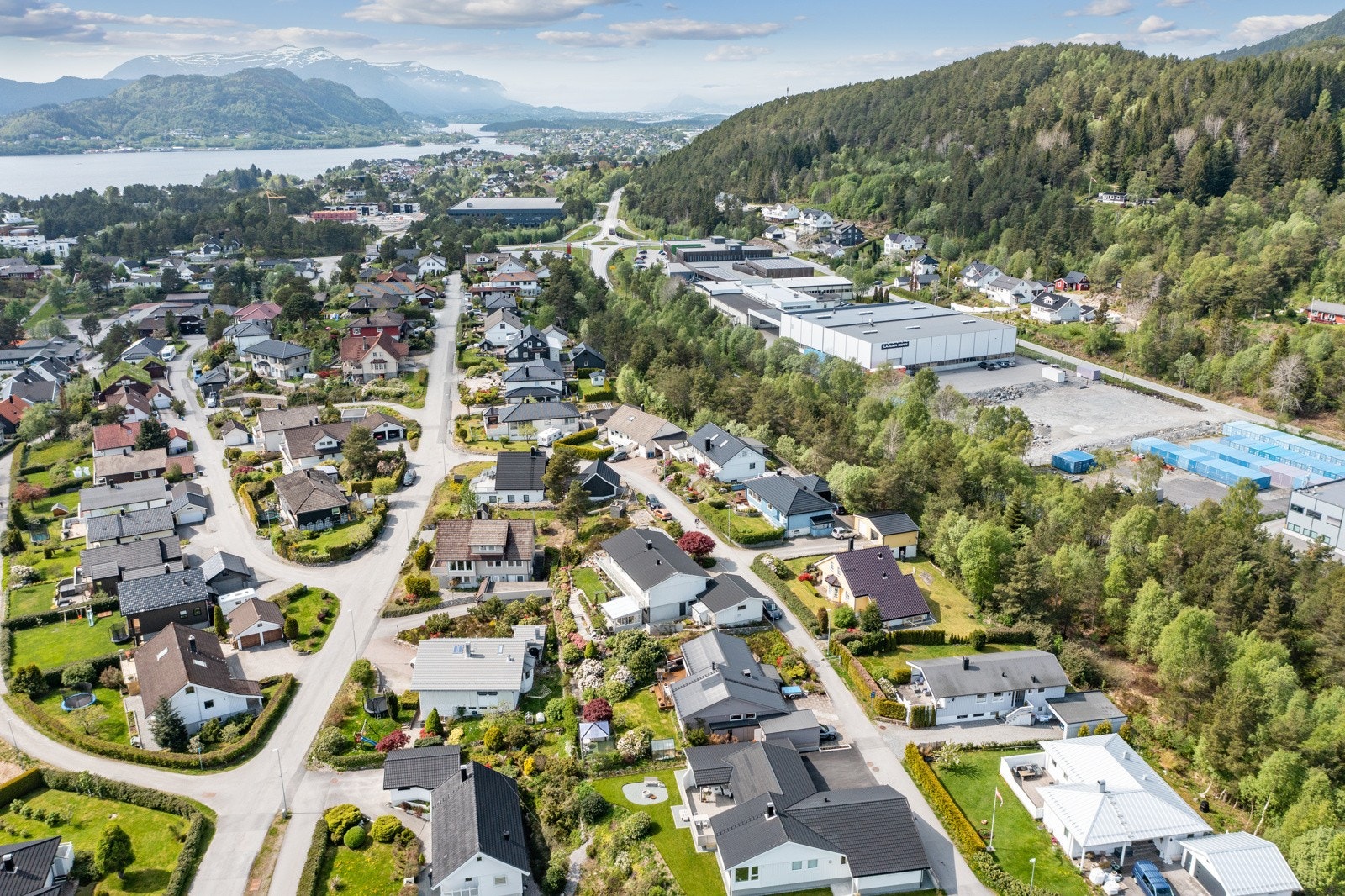 Videre er det også kort avstand til skole, barnehage, dagligvarebutikker og busstop Galleribilde