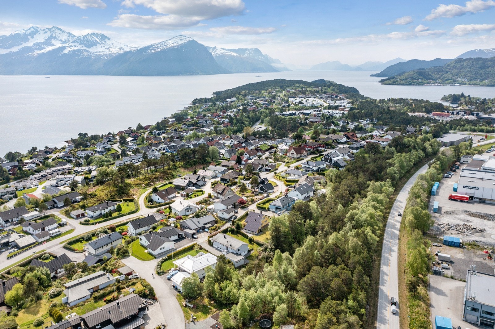 Avstand til ungdomsskole og legesenter på Blindheim ca 3 km Galleribilde